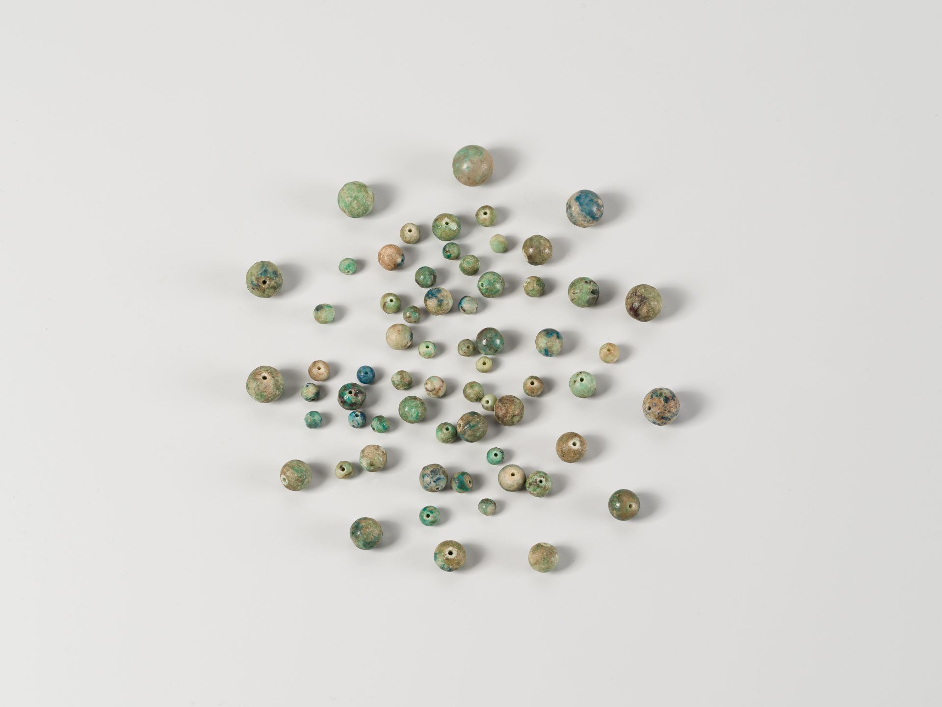 A LOT WITH 64 SMALL TURQUOISE AND LAPIS LAZULI BEADS, 19TH CENTURY OR EARLIER - Image 7 of 8