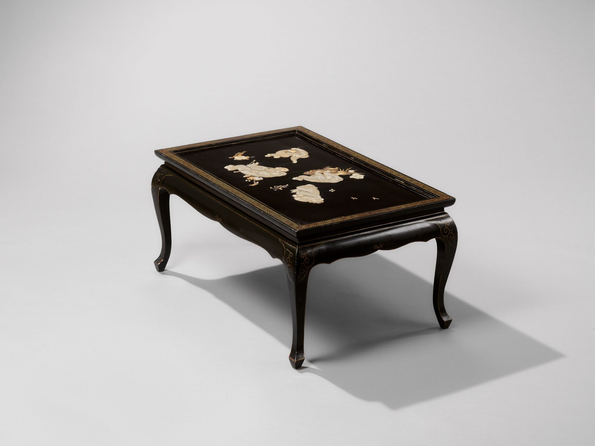 A FINE ANTLER AND MOTHER-OF-PEARL INLAID BLACK-LACQUER LOW TABLE WITH FROLICKING MONKEYS - Bild 7 aus 7
