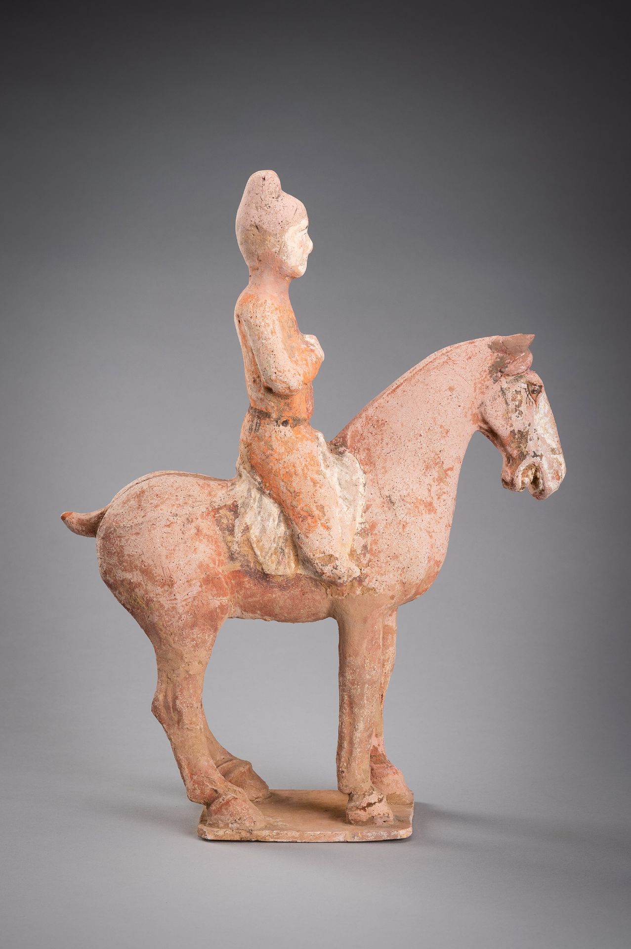 A GROUP OF THREE TERRACOTTA EQUESTRIANS AND HORSES, TANG DYNASTY - Bild 13 aus 27