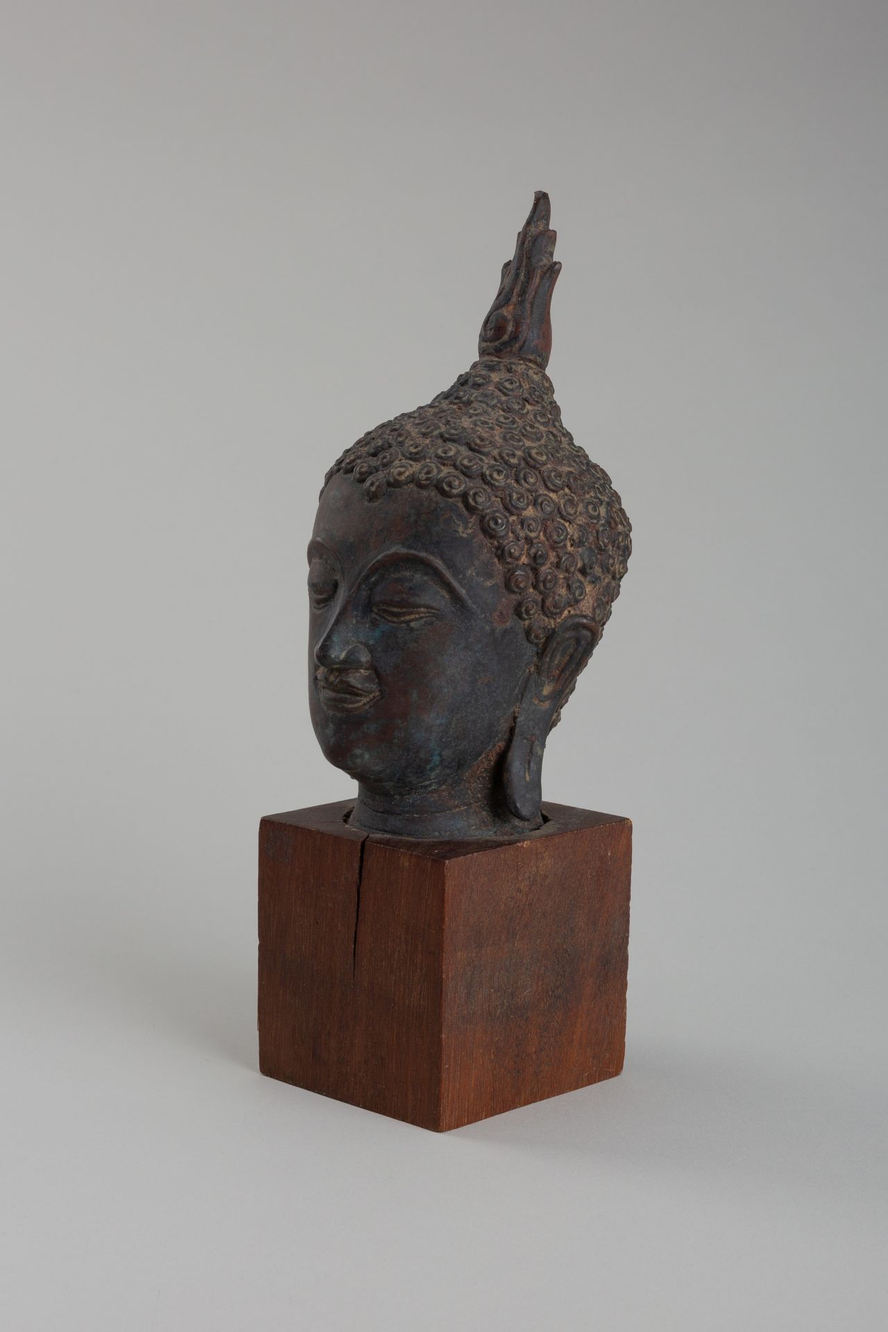 A BRONZE HEAD OF BUDDHA, SUKHOTHAI STYLE - Bild 4 aus 12