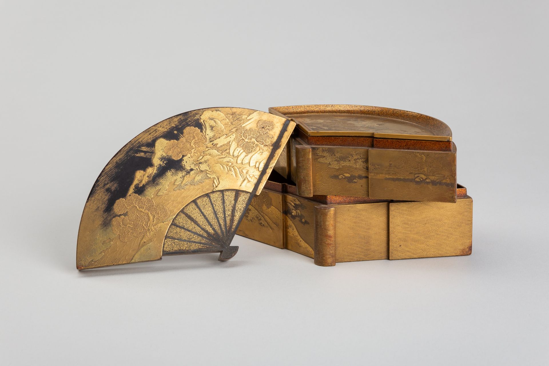 A FINE GOLD LACQUER FAN-SHAPED TWO-CASE BOX AND COVER WITH INTERIOR TRAY - Bild 2 aus 14