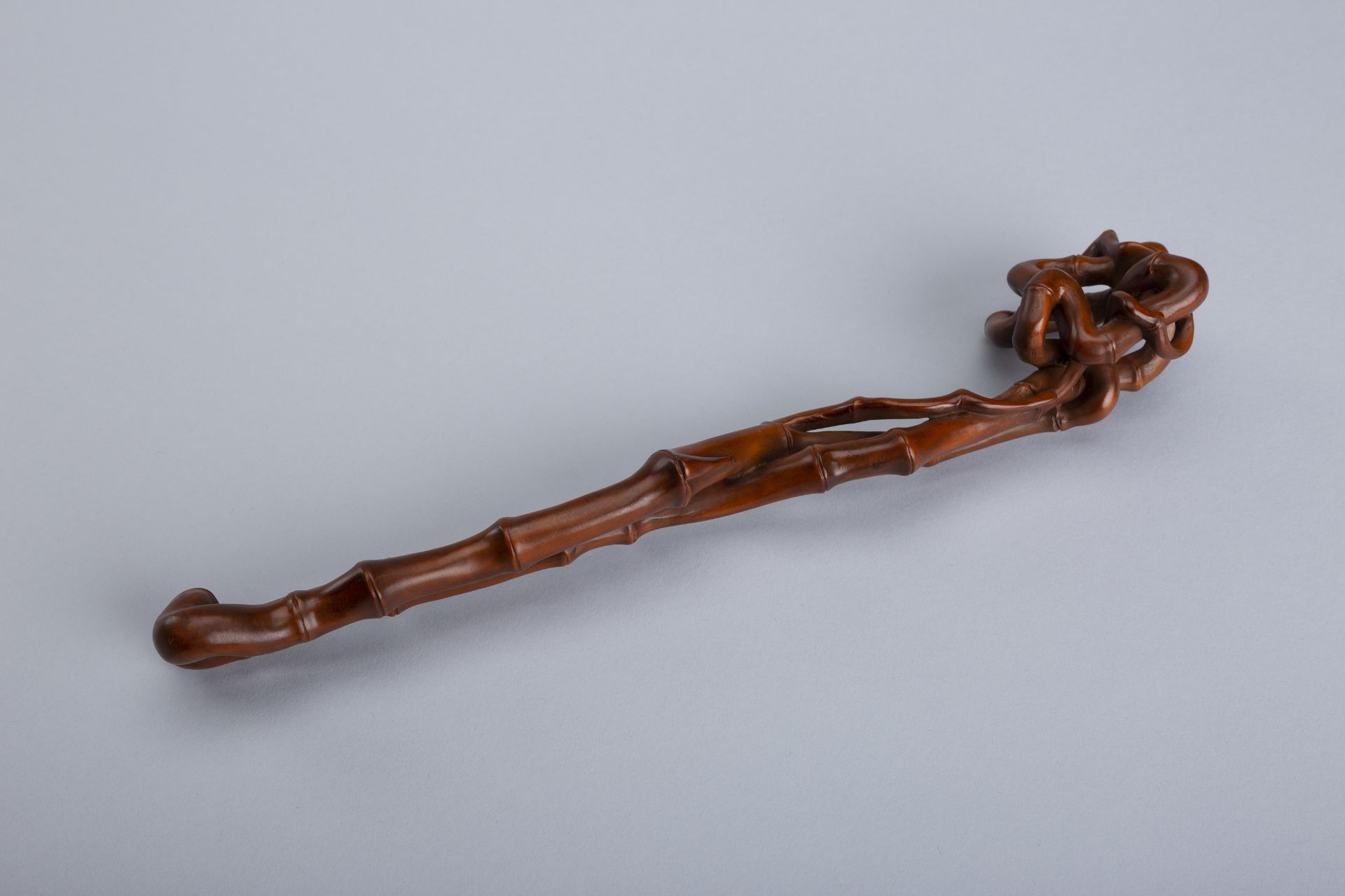 A ROOT WOOD RUYI SCEPTER, 19TH CENTURY - Image 3 of 9