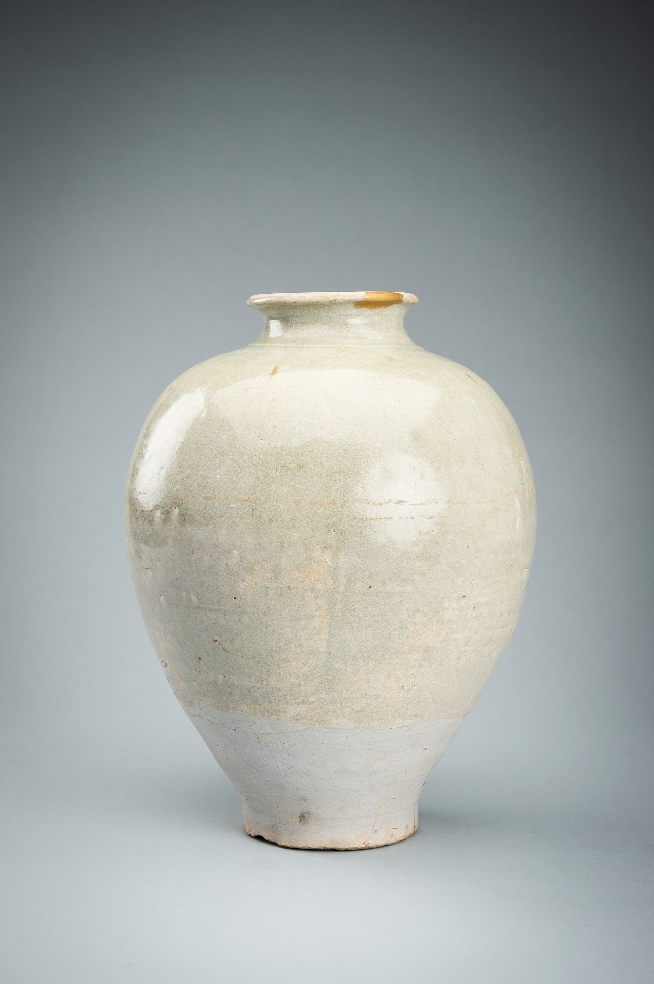 A PALE CELADON GLAZED CERAMIC VASE, TANG DYNASTY - Bild 4 aus 11