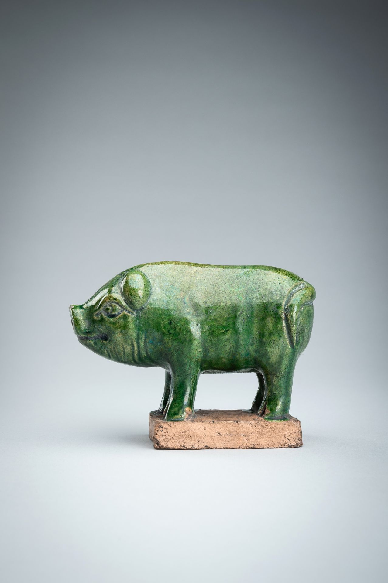 AN EMERALD-GREEN GLAZED POTTERY PIG, MING DYNASTY - Bild 2 aus 14