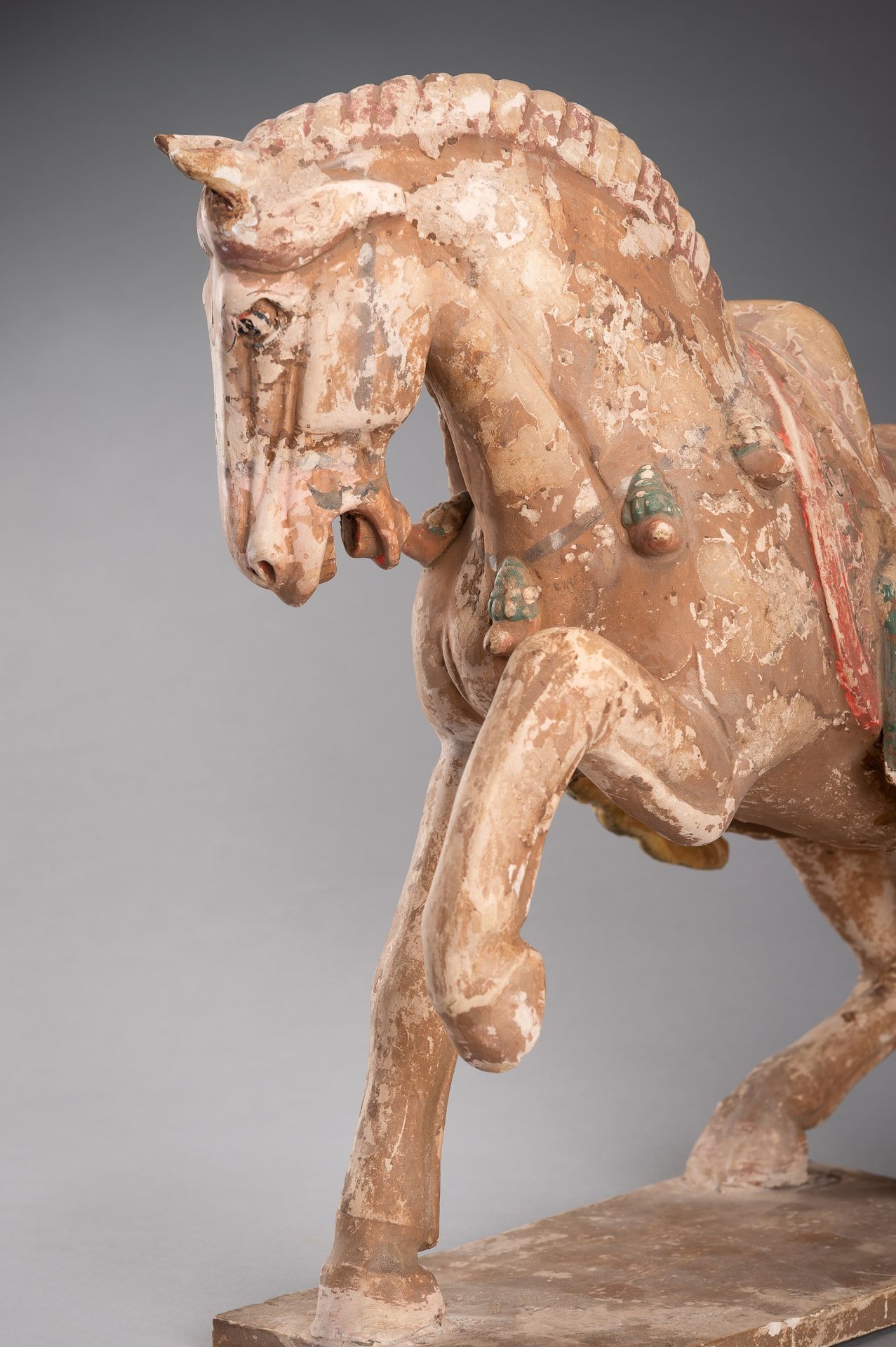 A GROUP OF THREE TERRACOTTA EQUESTRIANS AND HORSES, TANG DYNASTY - Bild 4 aus 27