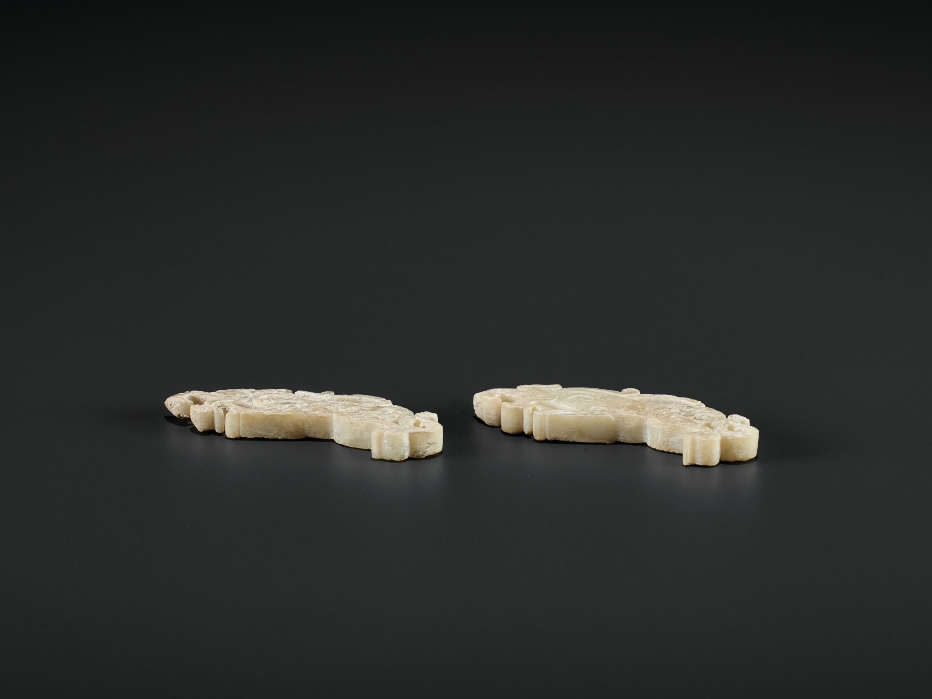 A PAIR OF JADE TIGER PLAQUES, EASTERN ZHOU - Bild 9 aus 9