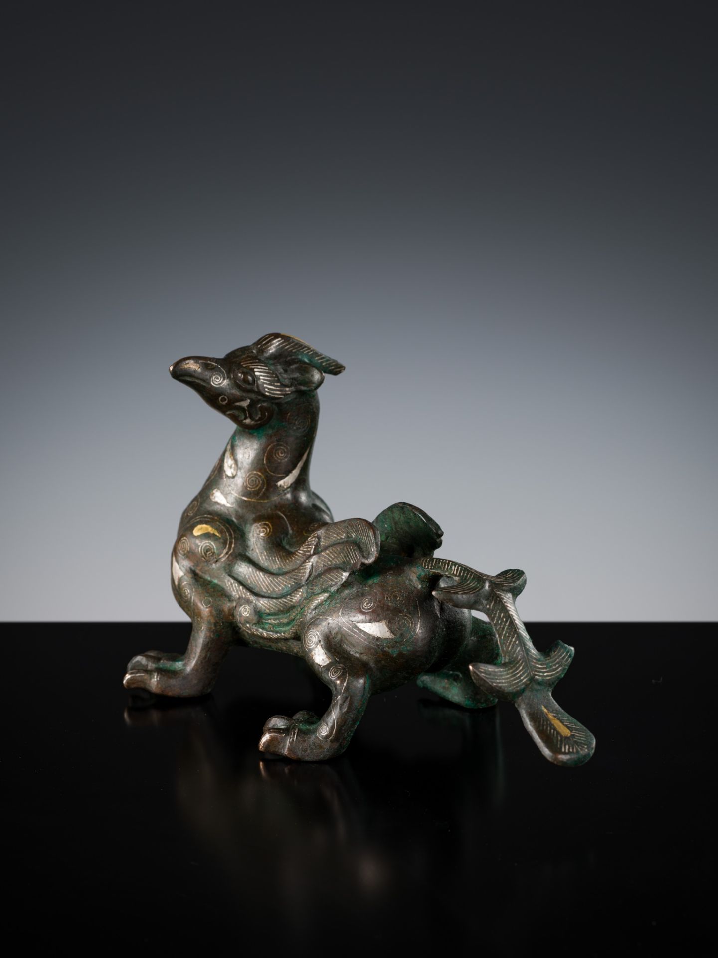 A SILVER- AND GOLD-INLAID 'MYTHICAL BEAST' BRONZE, CHINA, 17TH-18TH CENTURY - Bild 2 aus 12