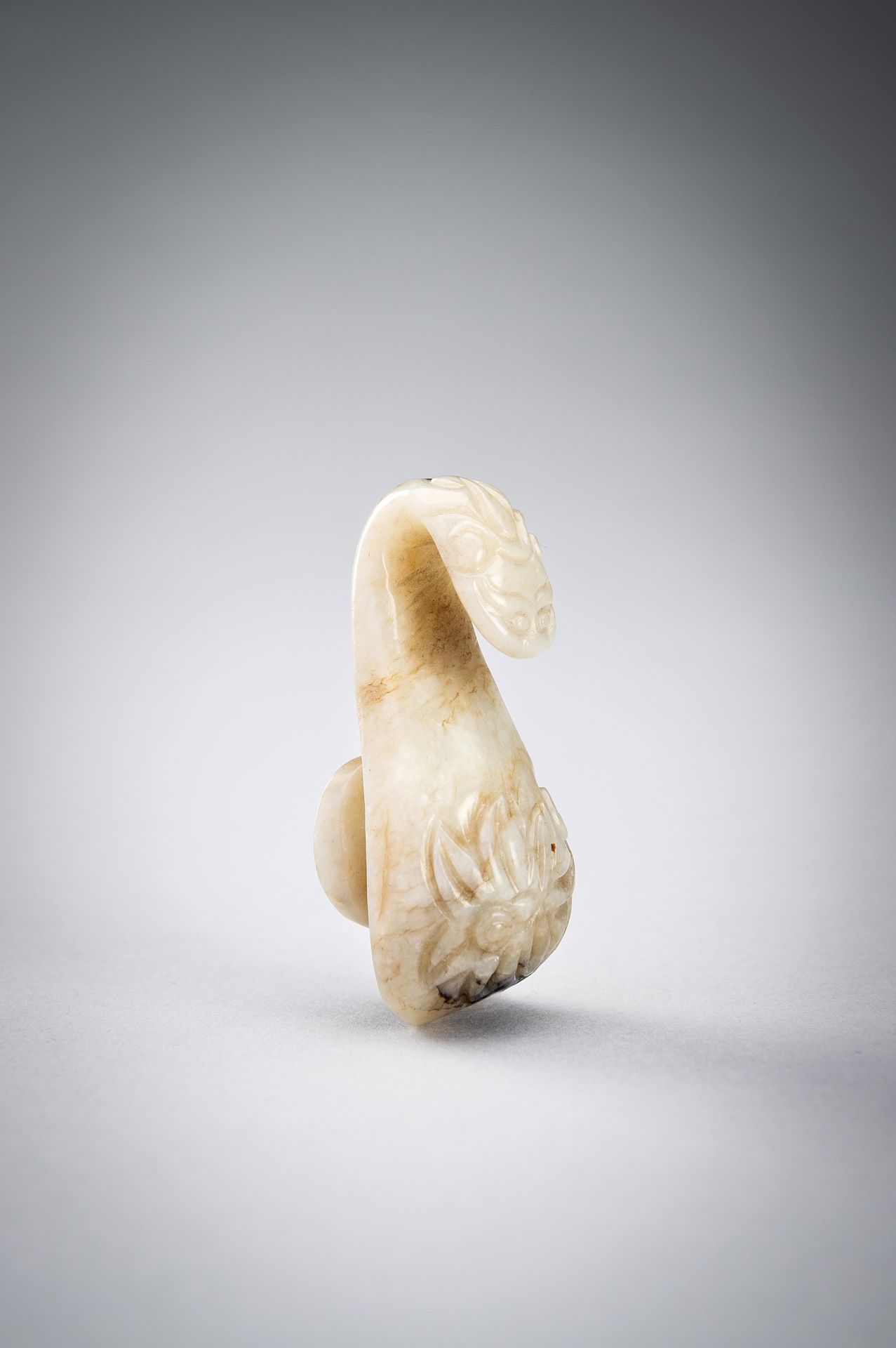 A MINIATURE JADE Â´DRAGONÂ´ BELT HOOK, MING DYNASTY - Bild 3 aus 16