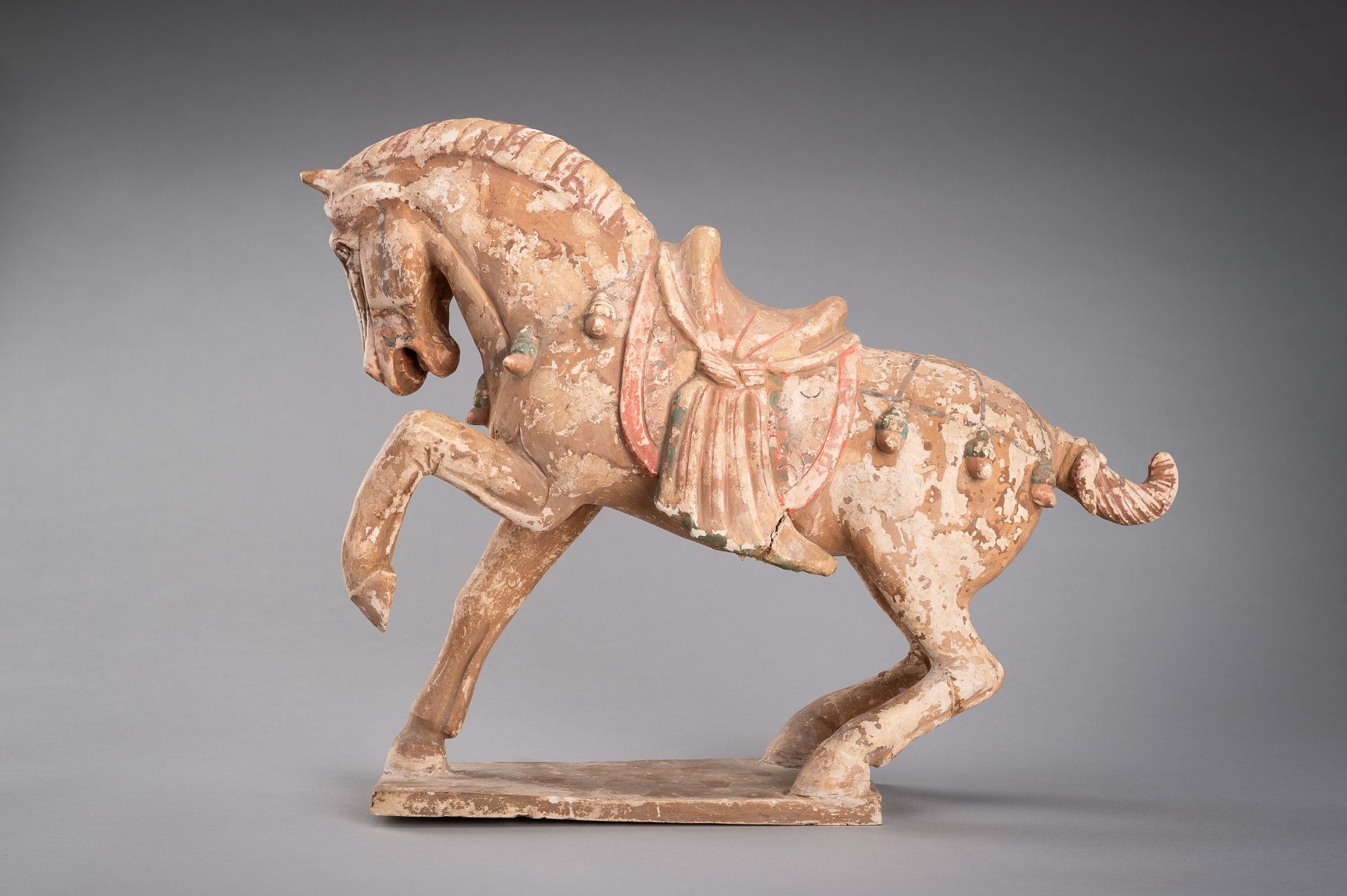 A GROUP OF THREE TERRACOTTA EQUESTRIANS AND HORSES, TANG DYNASTY - Bild 3 aus 27