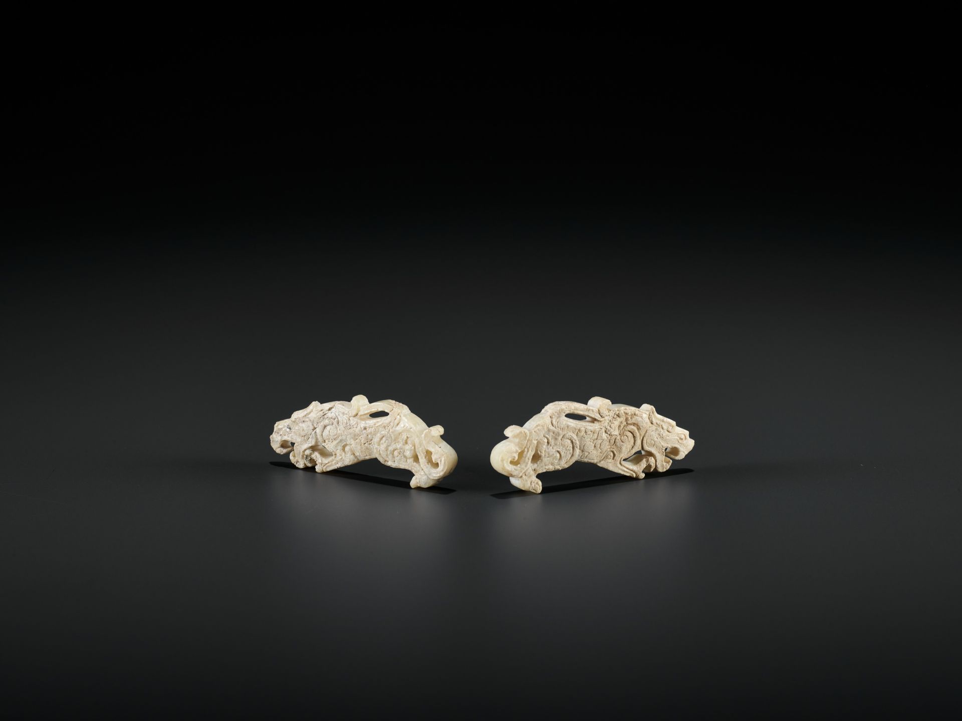 A PAIR OF JADE TIGER PLAQUES, EASTERN ZHOU - Bild 3 aus 9