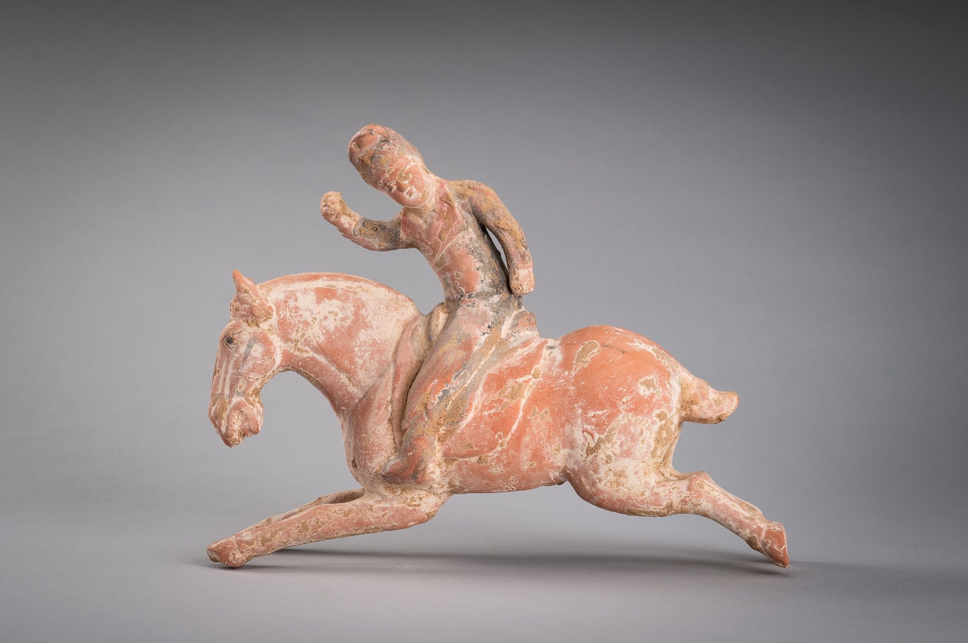 A GROUP OF THREE TERRACOTTA EQUESTRIANS AND HORSES, TANG DYNASTY - Bild 19 aus 27