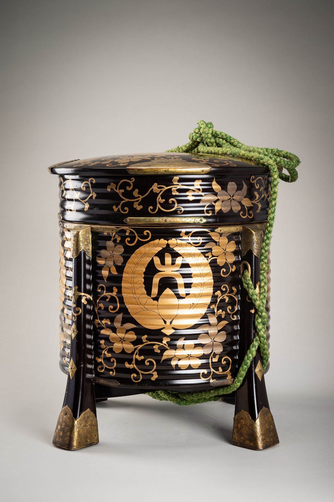 A LACQUER CYLINDRICAL HOKAI (COVERED FOOD CONTAINER) WITH AGARIFUJI MON - Bild 4 aus 15