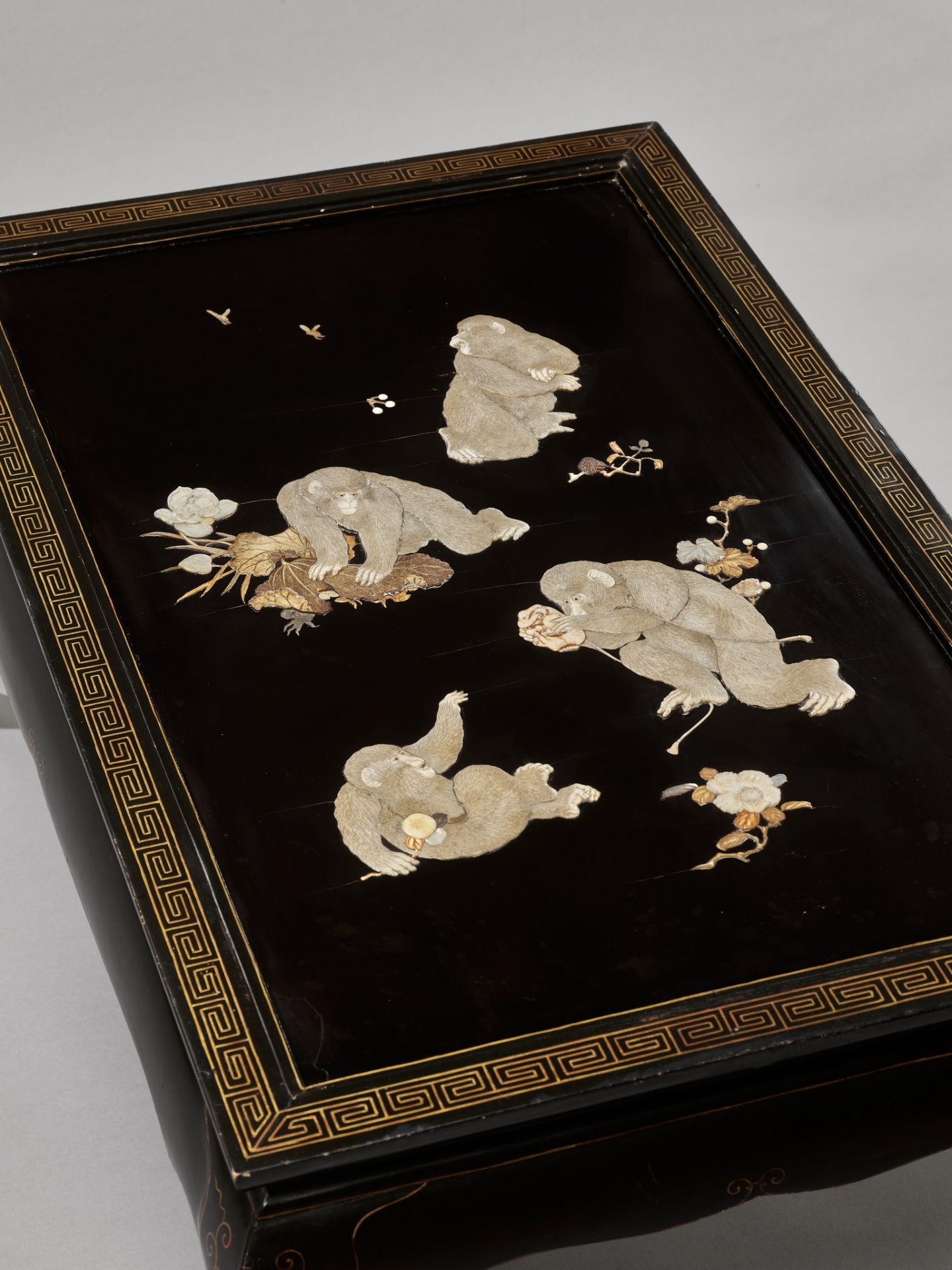 A FINE ANTLER AND MOTHER-OF-PEARL INLAID BLACK-LACQUER LOW TABLE WITH FROLICKING MONKEYS - Bild 3 aus 7
