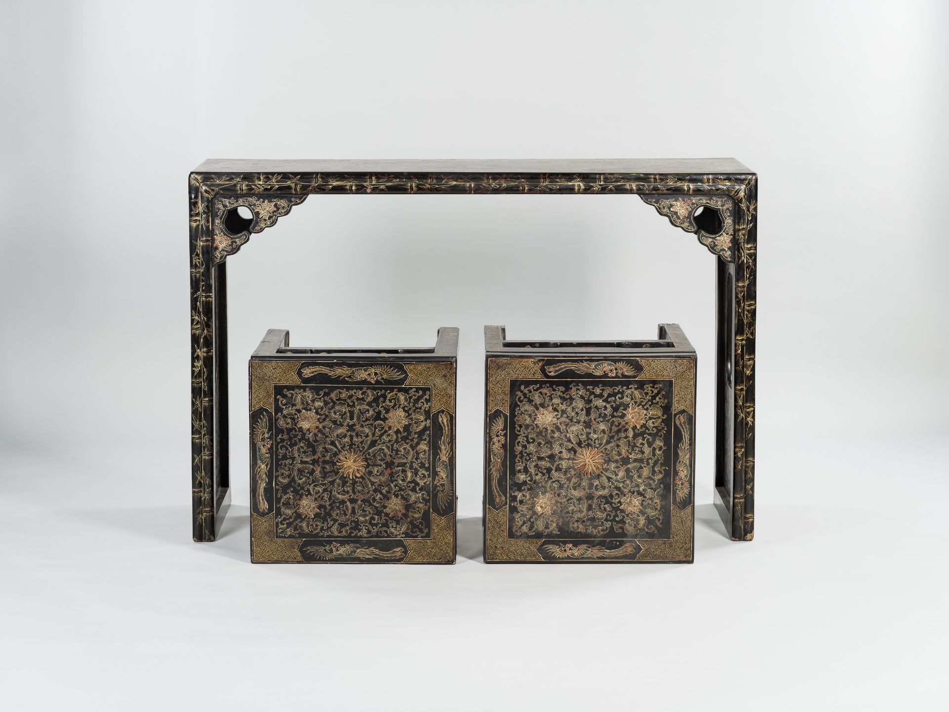 A LACQUERED ALTAR TABLE AND TWO STOOLS, QING DYNASTY - Image 6 of 10