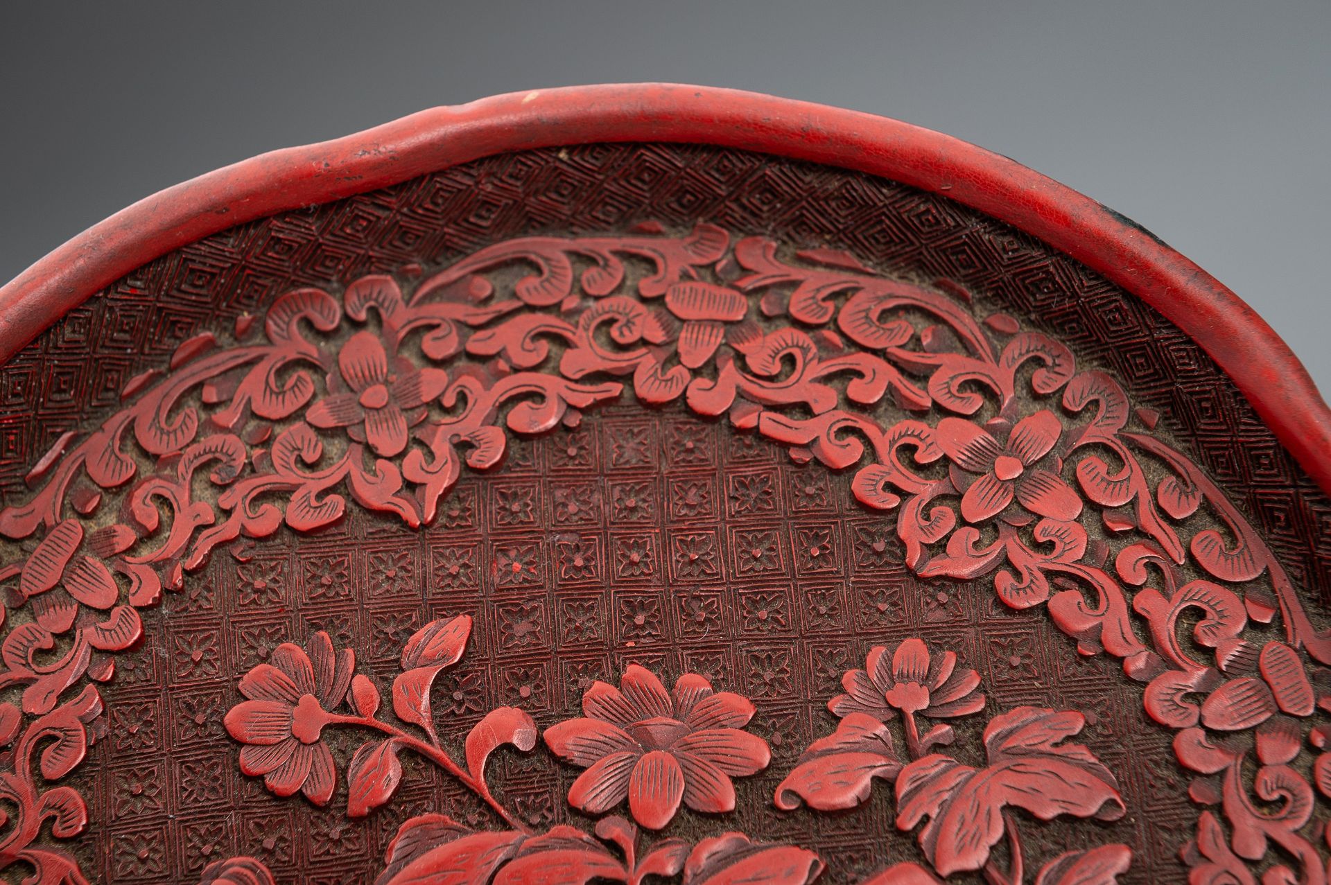 A CINNABAR LACQUER TRAY, 19TH CENTURY - Image 6 of 12
