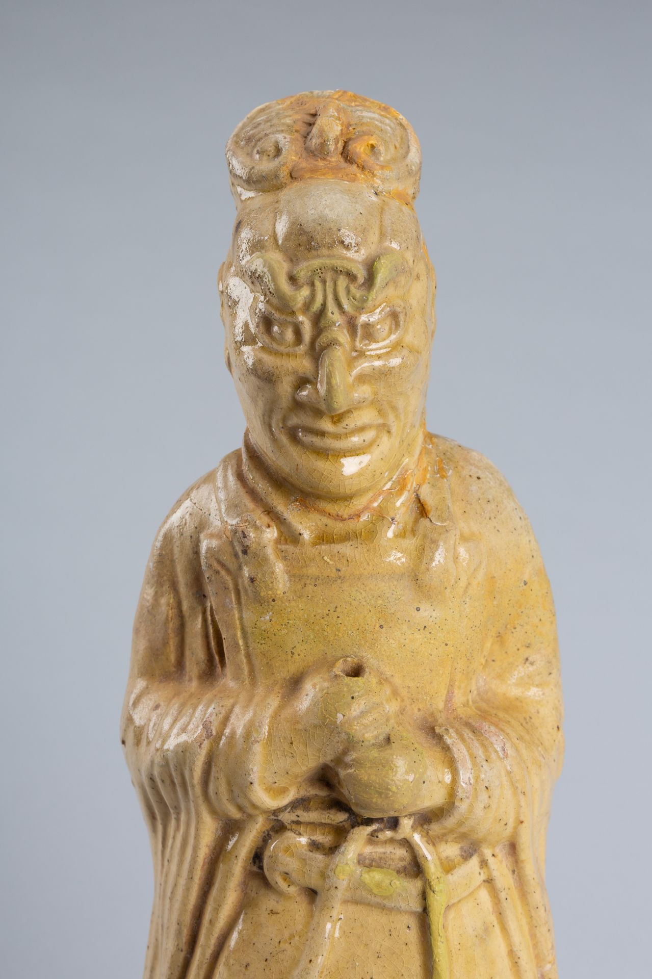 A STRAW GLAZED POTTERY FIGURE OF A TOMB GUARDIAN, SUI TO TANG DYNASTY - Bild 6 aus 15
