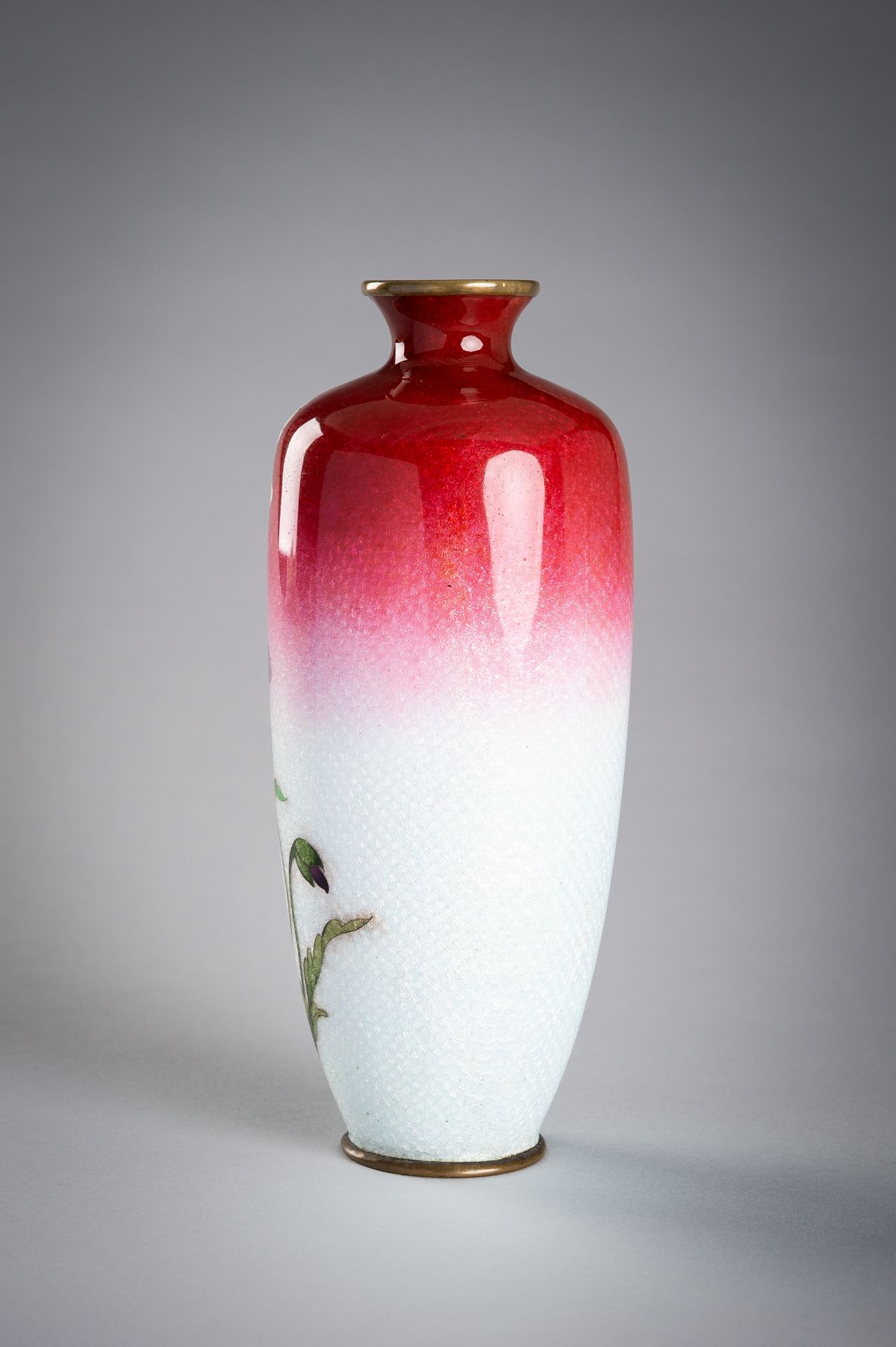 A RED AND WHITE GINBARI VASE WITH POPPY FLOWERS - Bild 3 aus 13