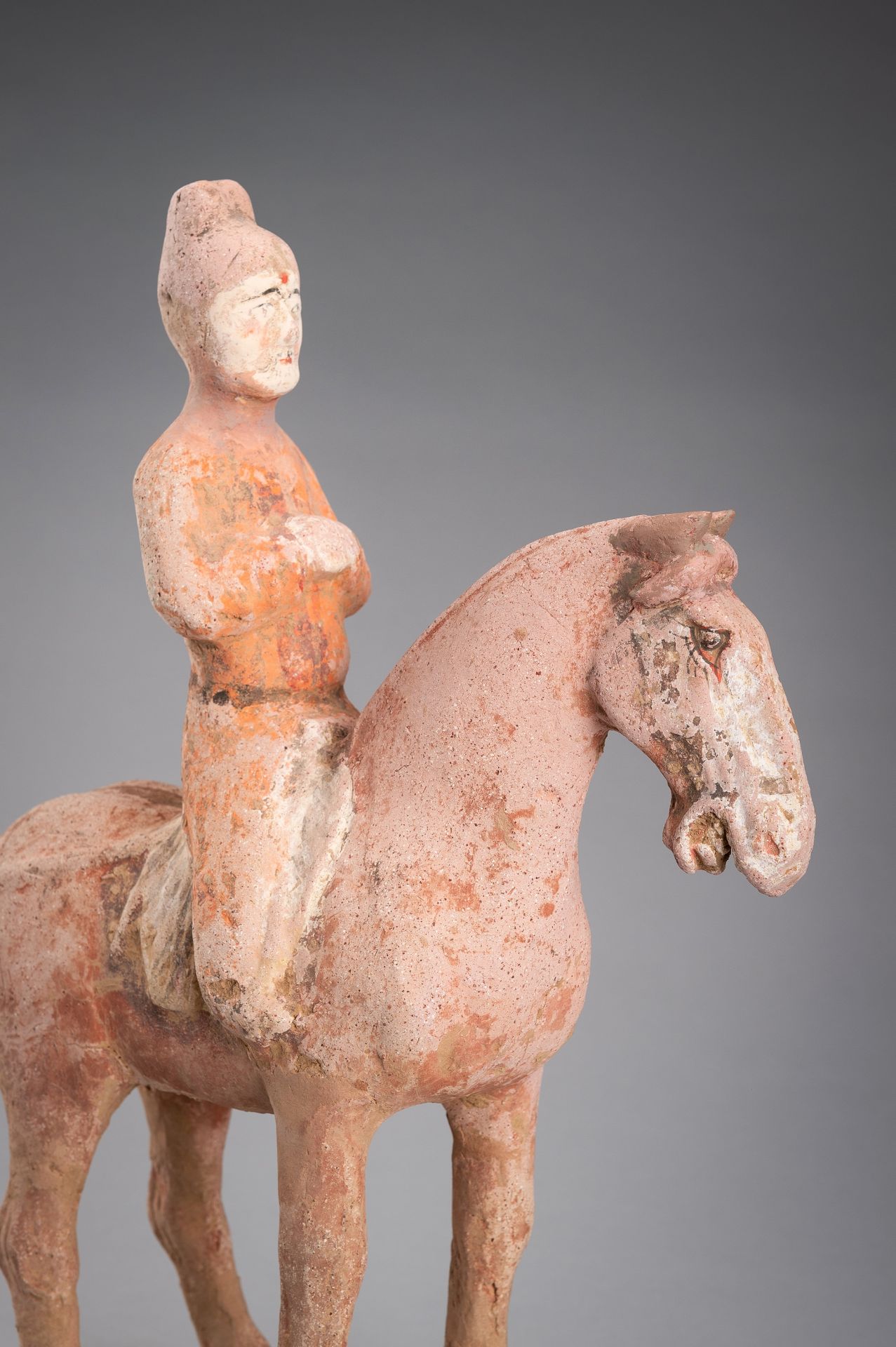 A GROUP OF THREE TERRACOTTA EQUESTRIANS AND HORSES, TANG DYNASTY - Bild 14 aus 27