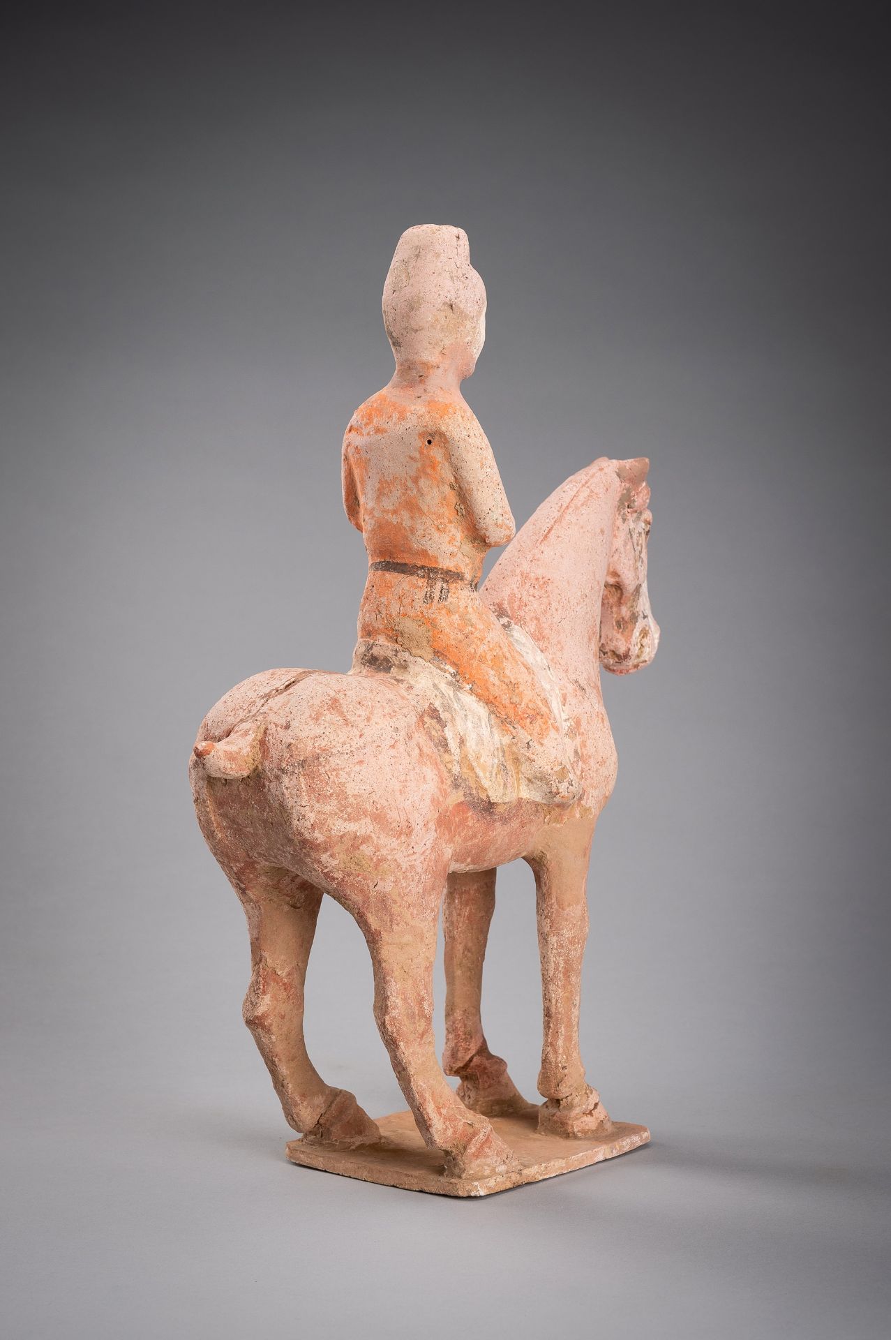 A GROUP OF THREE TERRACOTTA EQUESTRIANS AND HORSES, TANG DYNASTY - Bild 17 aus 27
