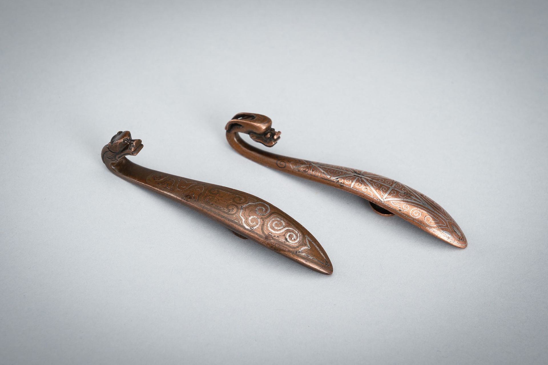 A GROUP OF TWO SILVER-INLAID BRONZE BELT HOOKS, 17TH CENTURY - Bild 2 aus 16