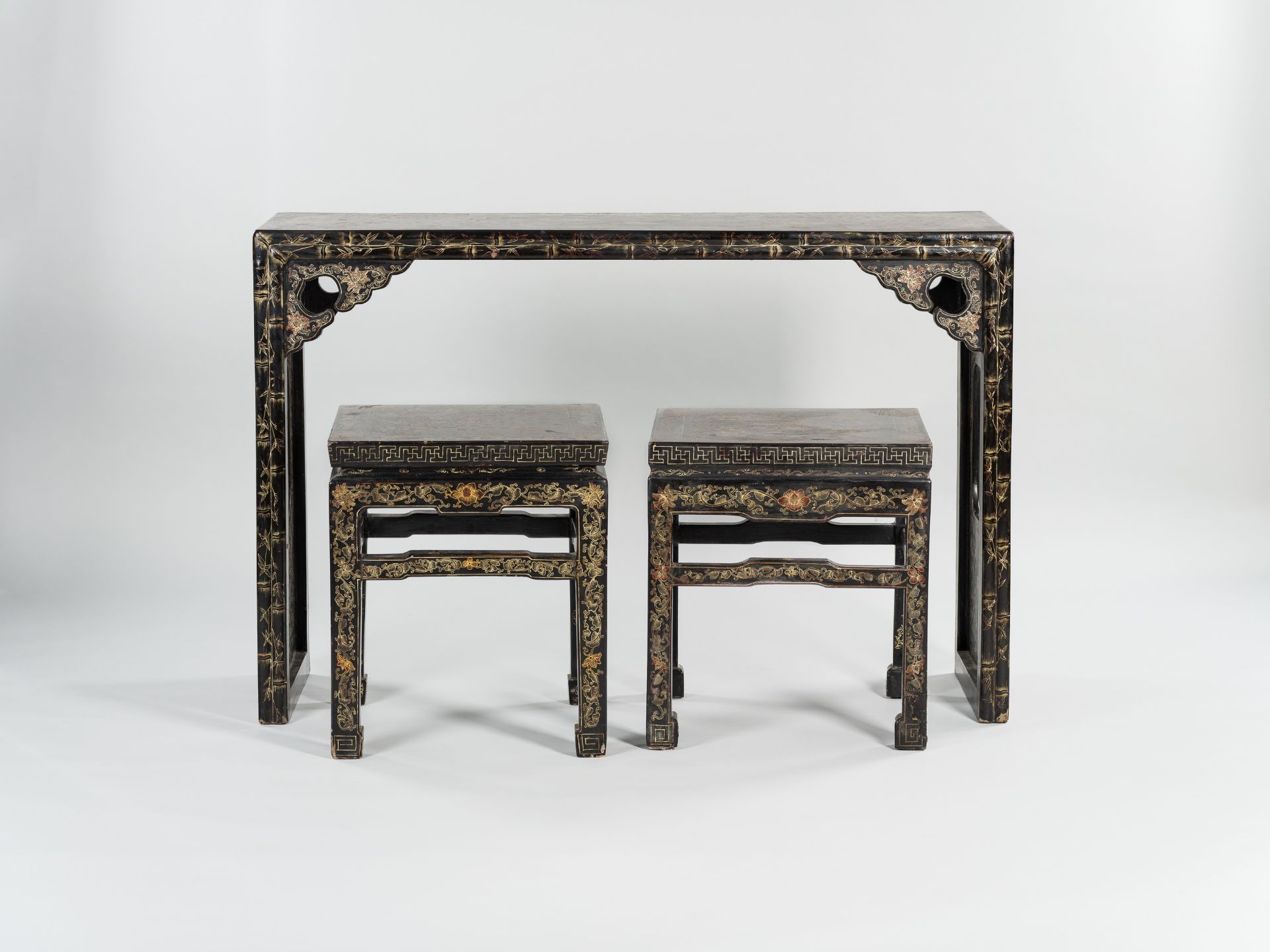 A LACQUERED ALTAR TABLE AND TWO STOOLS, QING DYNASTY - Image 5 of 10