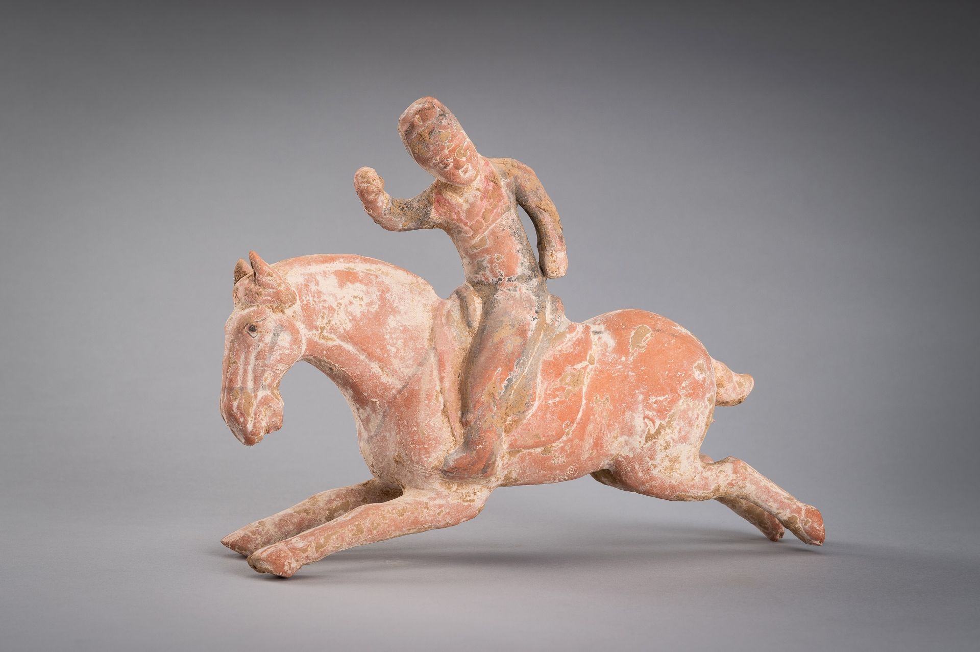 A GROUP OF THREE TERRACOTTA EQUESTRIANS AND HORSES, TANG DYNASTY - Bild 20 aus 27