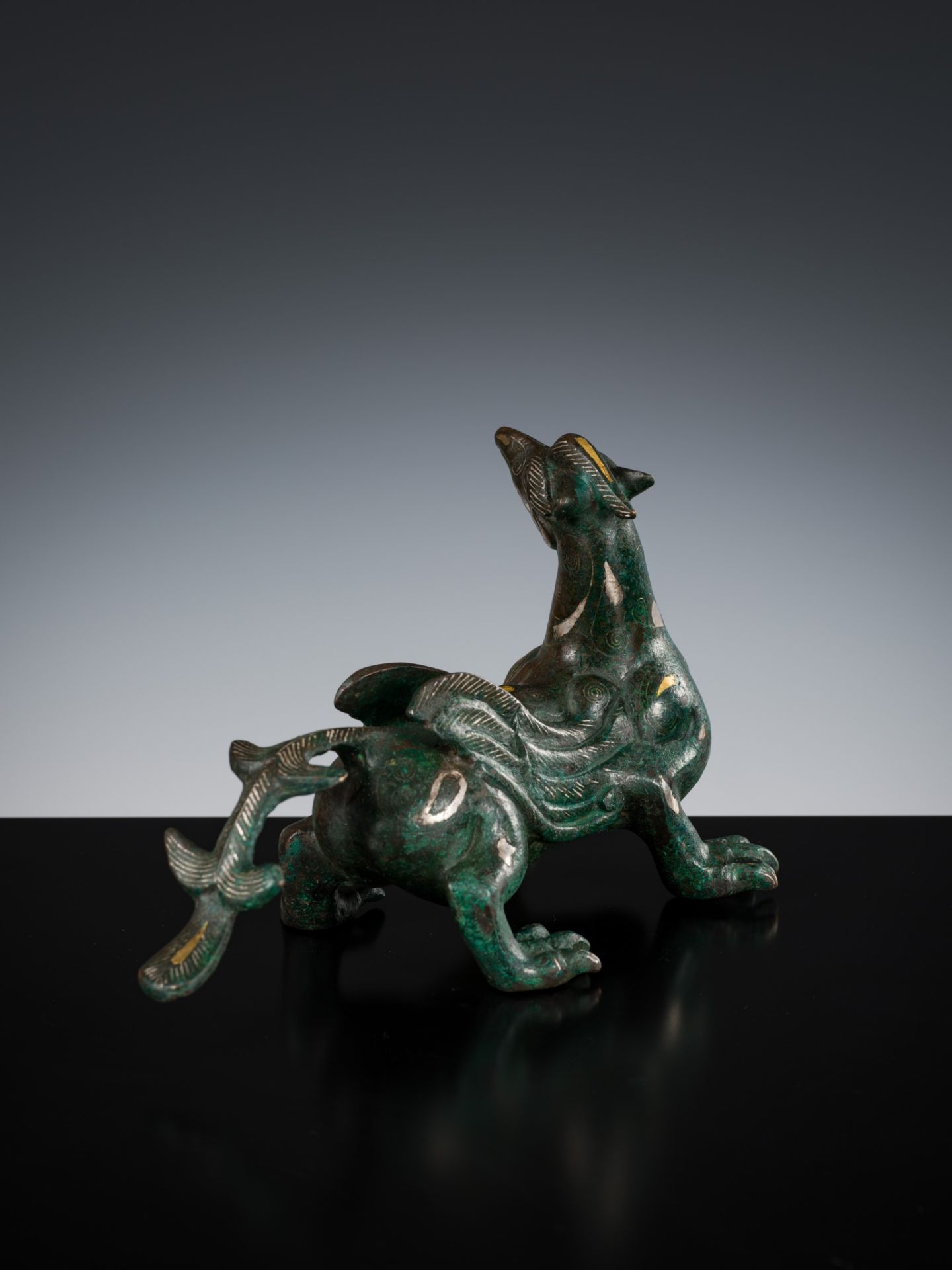 A SILVER- AND GOLD-INLAID 'MYTHICAL BEAST' BRONZE, CHINA, 17TH-18TH CENTURY - Bild 7 aus 12