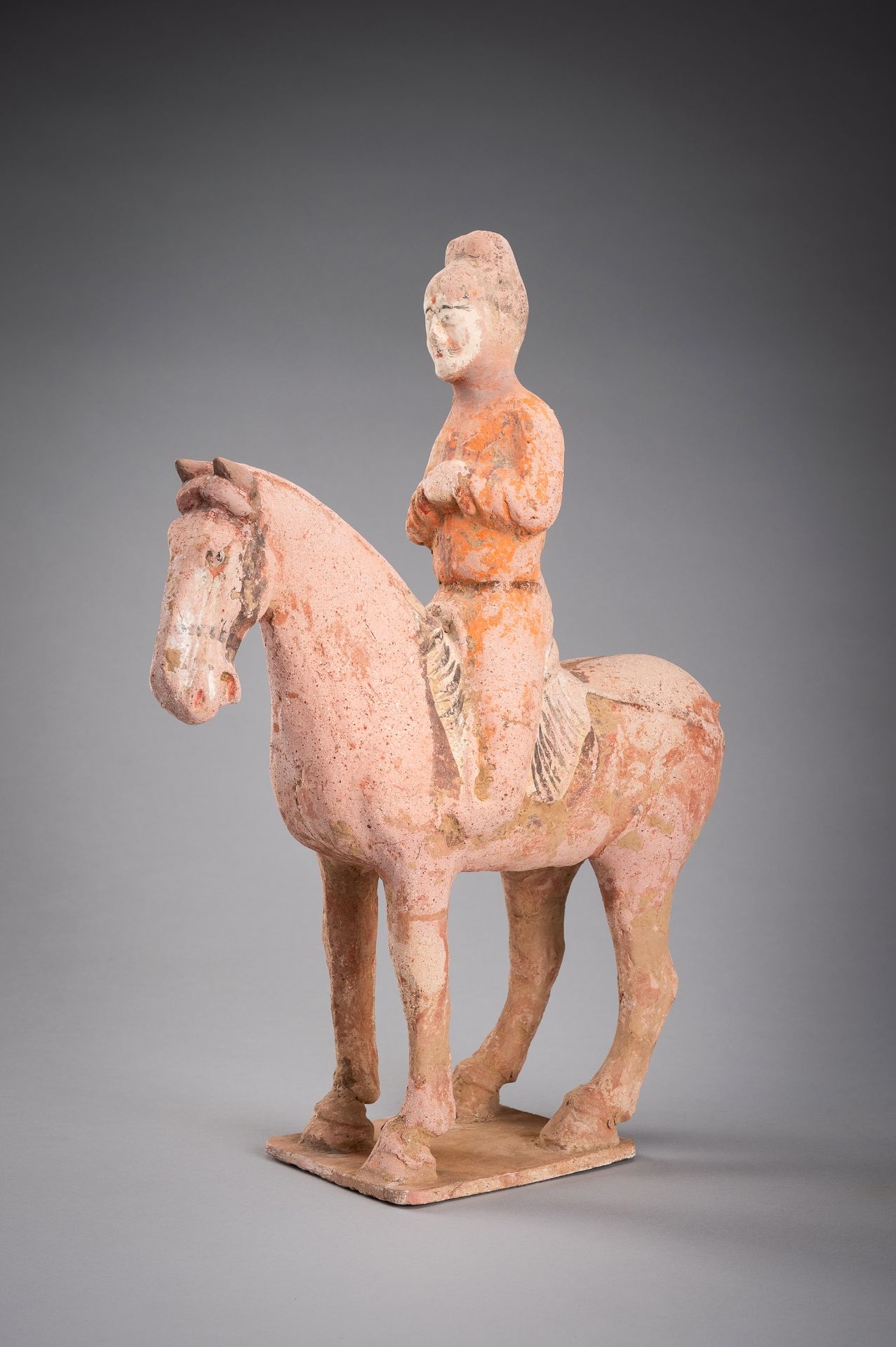 A GROUP OF THREE TERRACOTTA EQUESTRIANS AND HORSES, TANG DYNASTY - Bild 9 aus 27