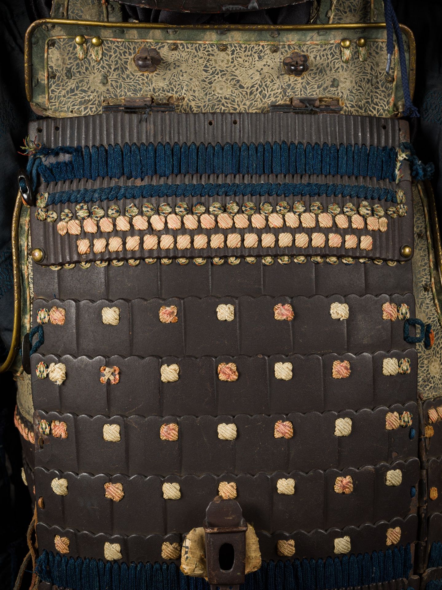 A SUIT OF ARMOR WITH AN EBOSHI KABUTO WITH PARCEL-GILT RABBIT MAEDATE - Bild 8 aus 12