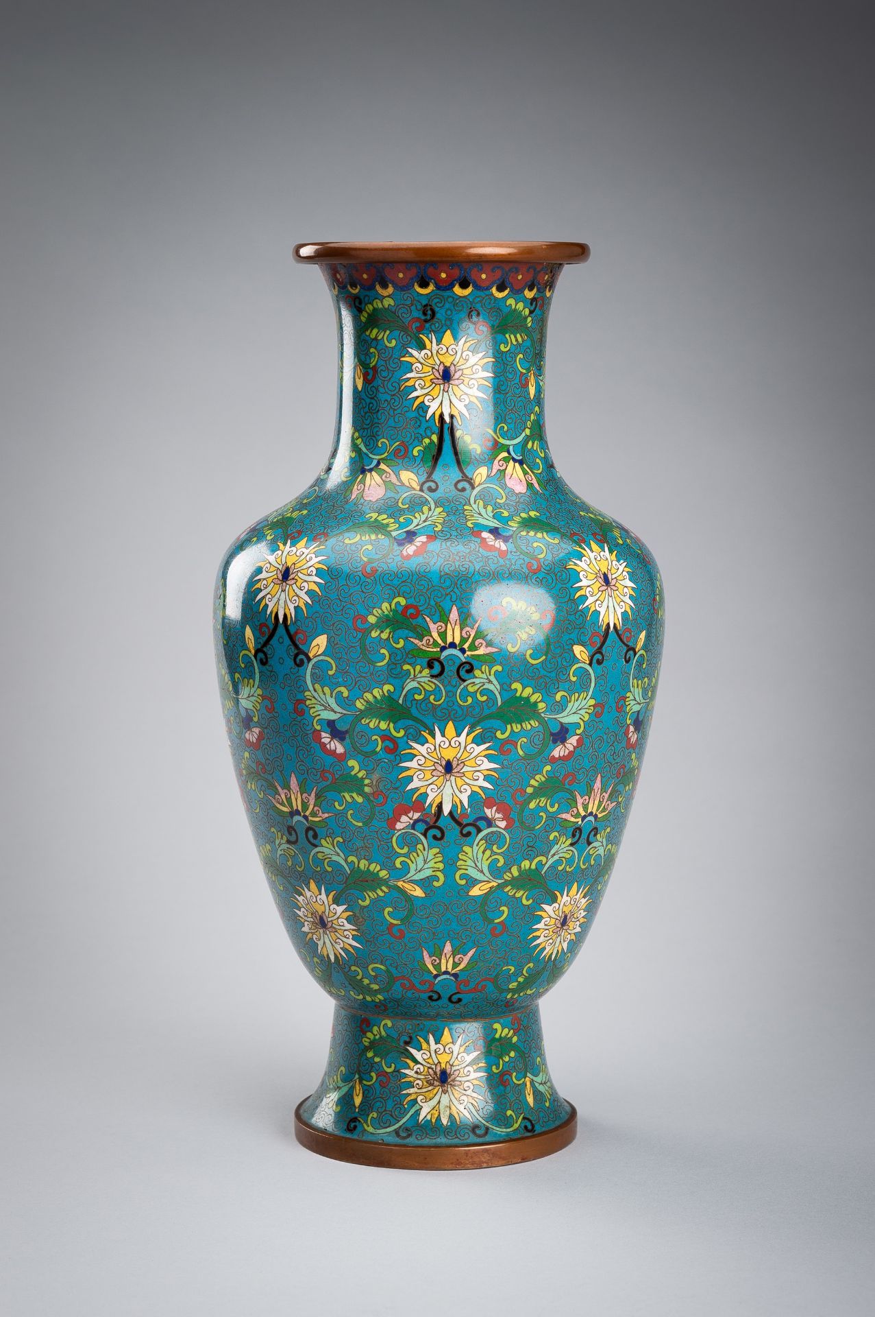 A CLOISONNE ENAMEL 'LOTUS' VASE, LATE QING DYNASTY - Image 2 of 15