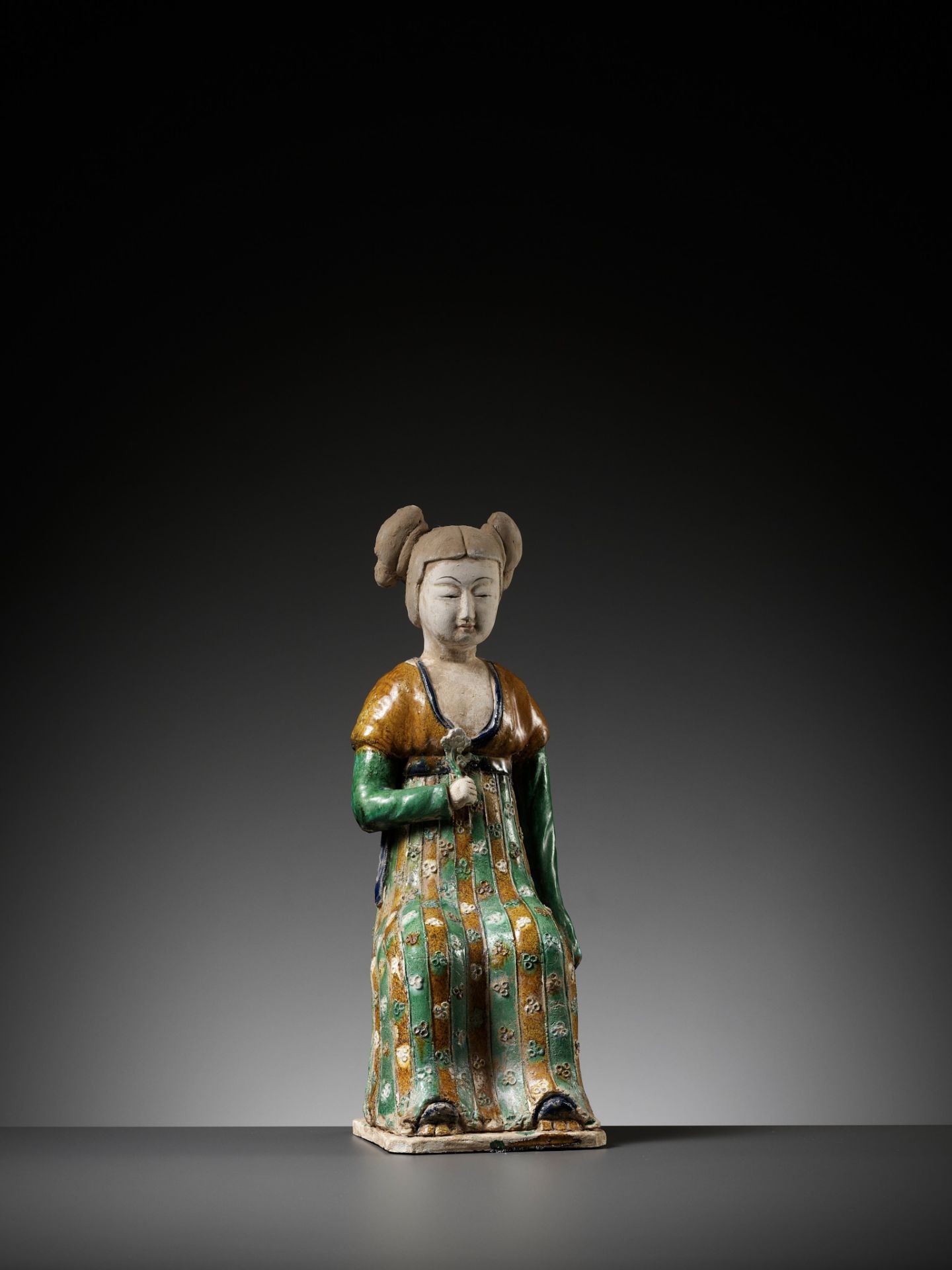 A RARE SANCAI-GLAZED POTTERY FIGURE OF A SEATED COURT LADY, TANG DYNASTY OR LATER - Bild 14 aus 15