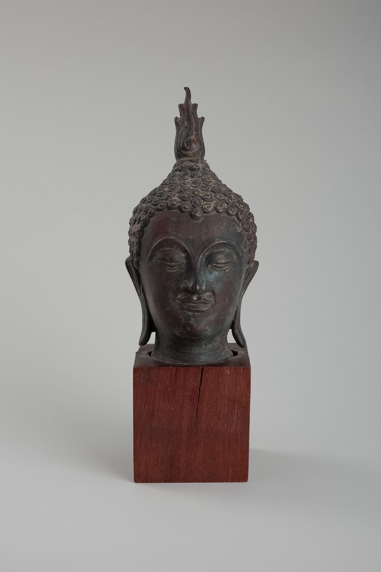 A BRONZE HEAD OF BUDDHA, SUKHOTHAI STYLE - Bild 2 aus 12
