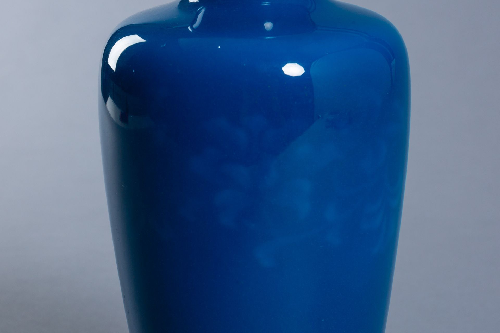 ANDO: A BLUE CLOISONNE ENAMEL VASE - Bild 3 aus 10