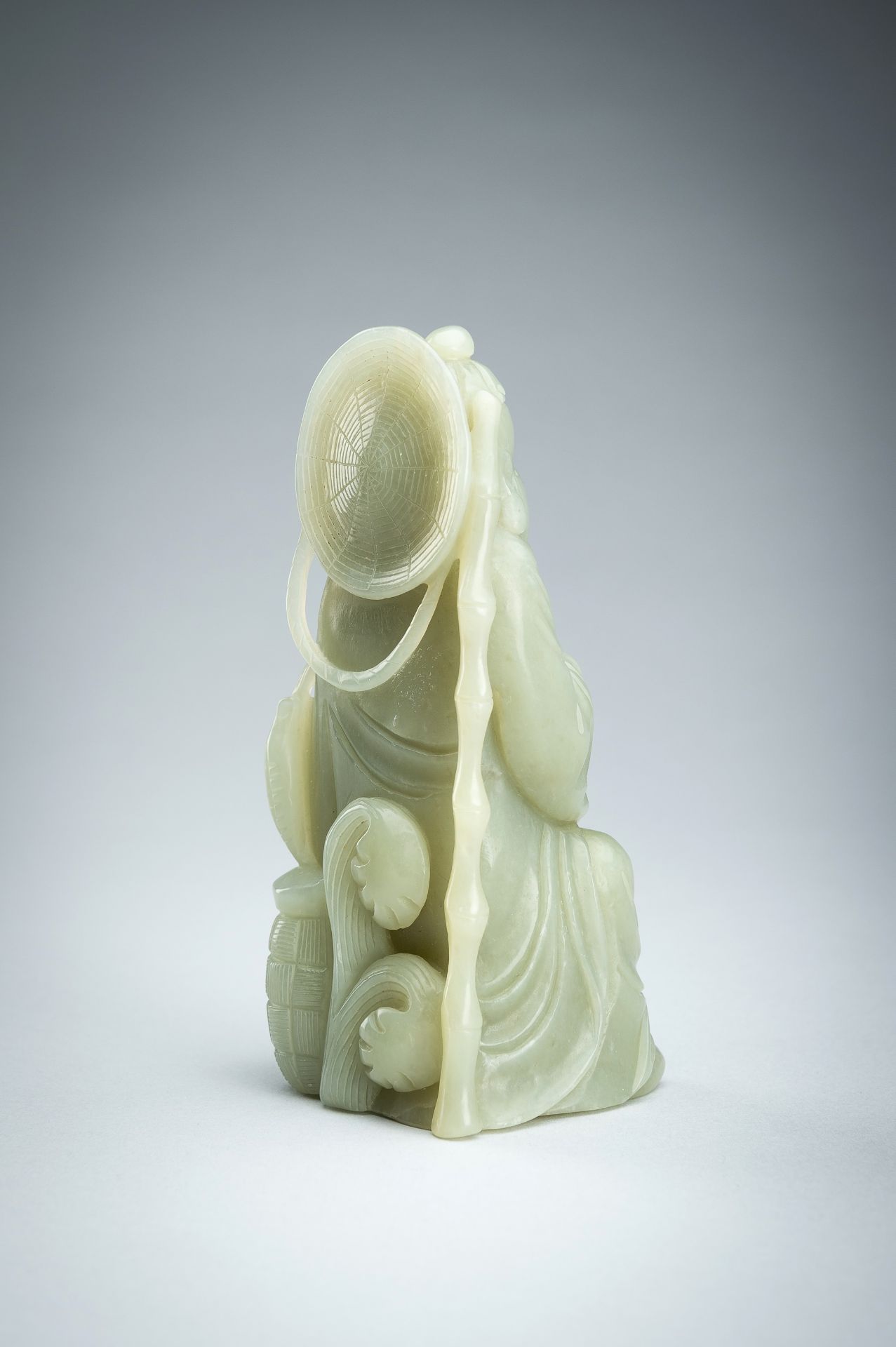 A JADE FIGURE OF AN IMMORTAL WITH FISH, LATE QING DYNASTY - Bild 7 aus 14