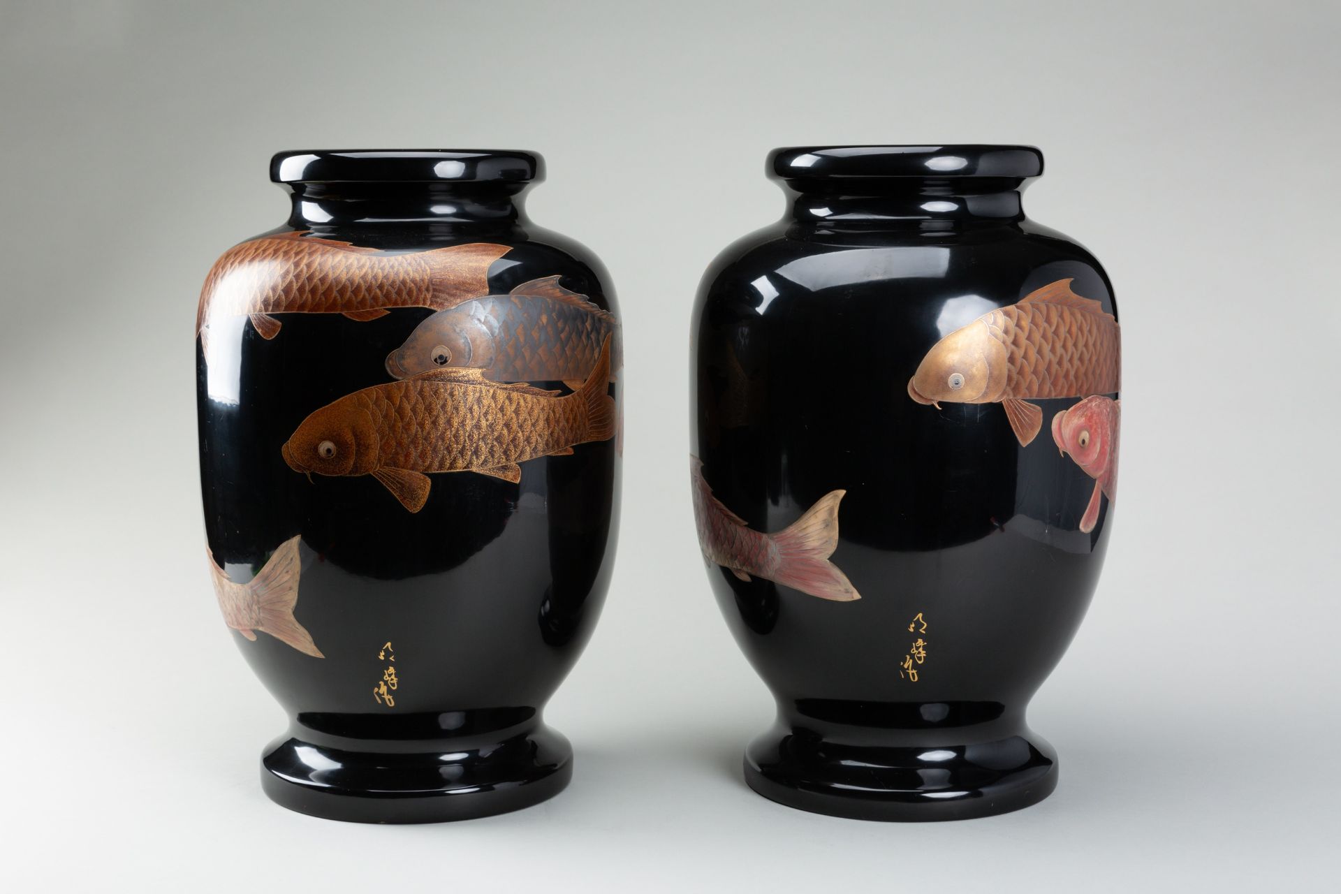 MIURA MEIHO: A PAIR OF LACQUERED WOOD VASES WITH CARPS - Bild 6 aus 7