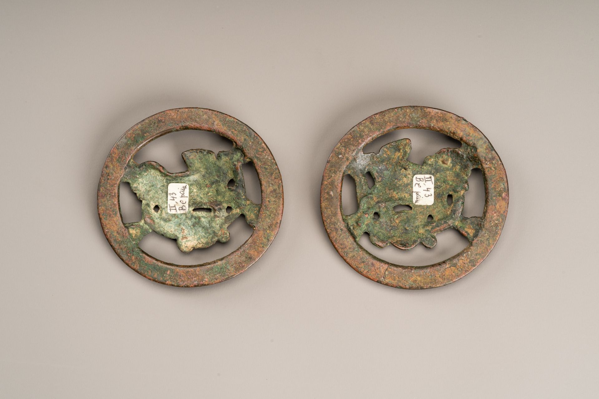 A PAIR OF BRONZE HORSE TRACK 'BUDDHIST LION' ORNAMENTS, MING OR EARLIER - Bild 6 aus 6
