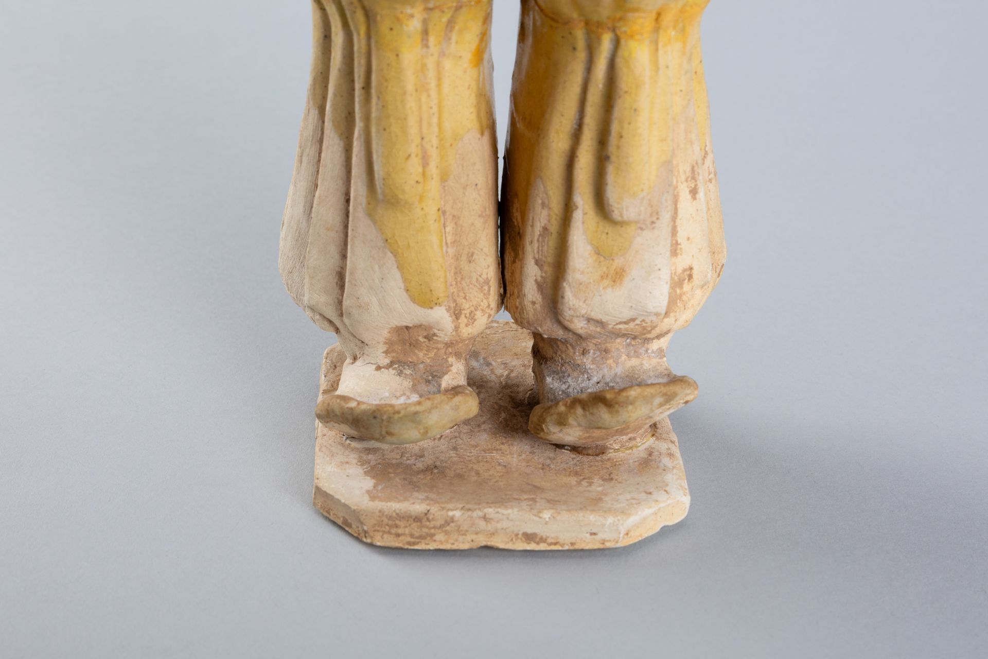 A STRAW GLAZED POTTERY FIGURE OF A TOMB GUARDIAN, SUI TO TANG DYNASTY - Bild 14 aus 15