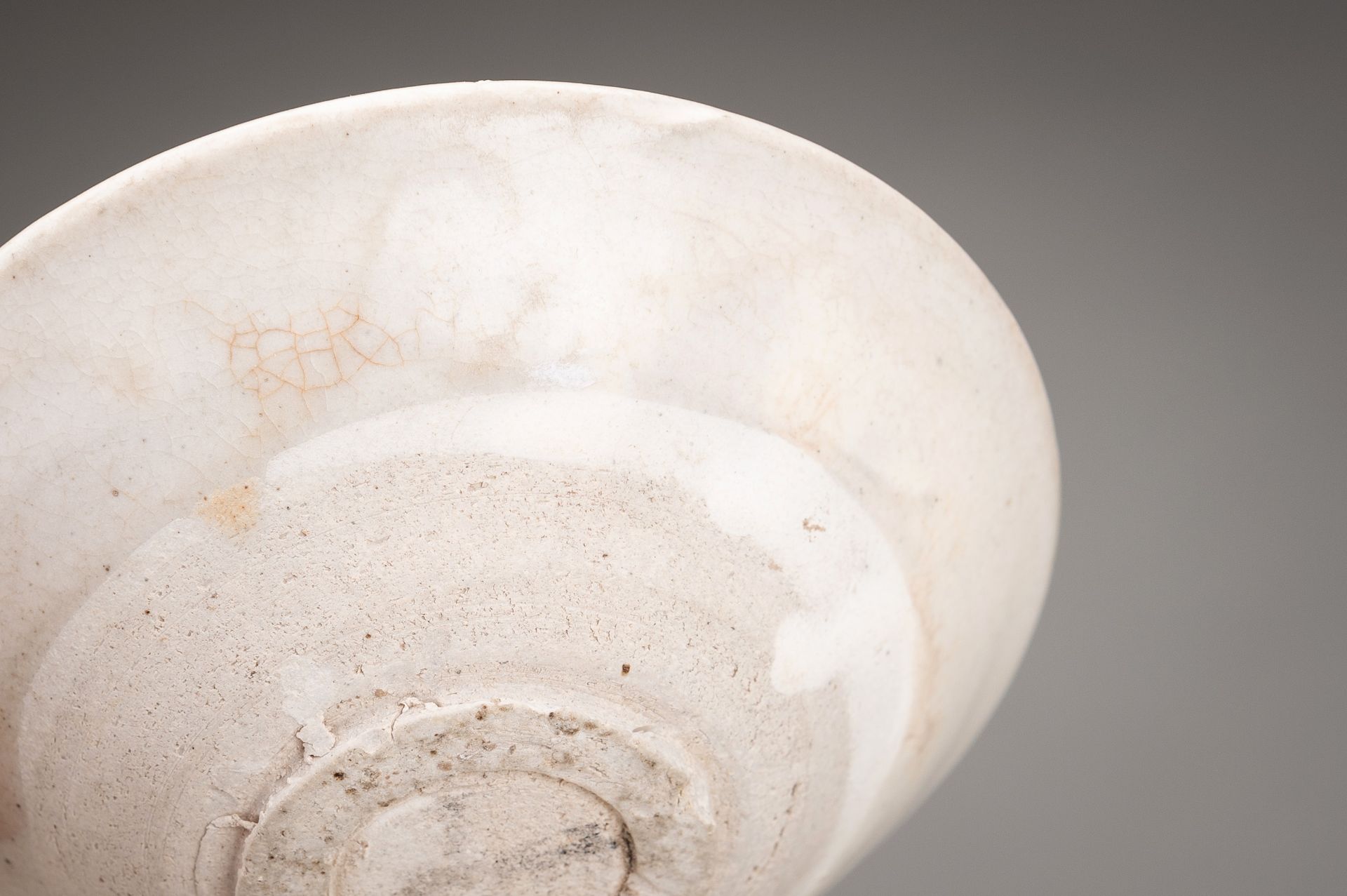 A WHITE GLAZED PORCELAIN BOWL, TANG DYNASTY - Bild 7 aus 11