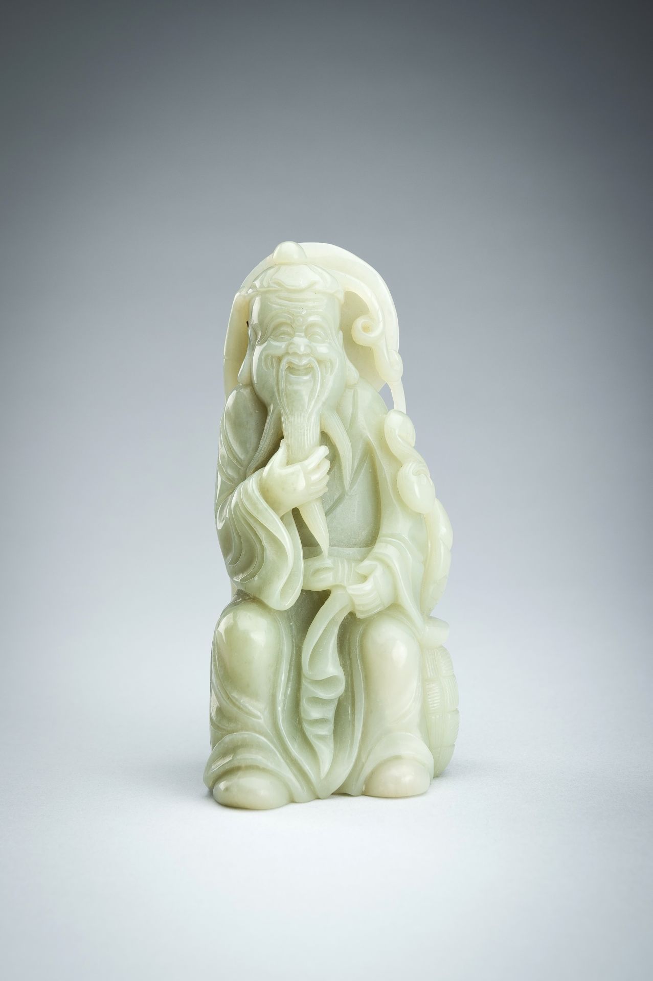 A JADE FIGURE OF AN IMMORTAL WITH FISH, LATE QING DYNASTY - Bild 3 aus 14