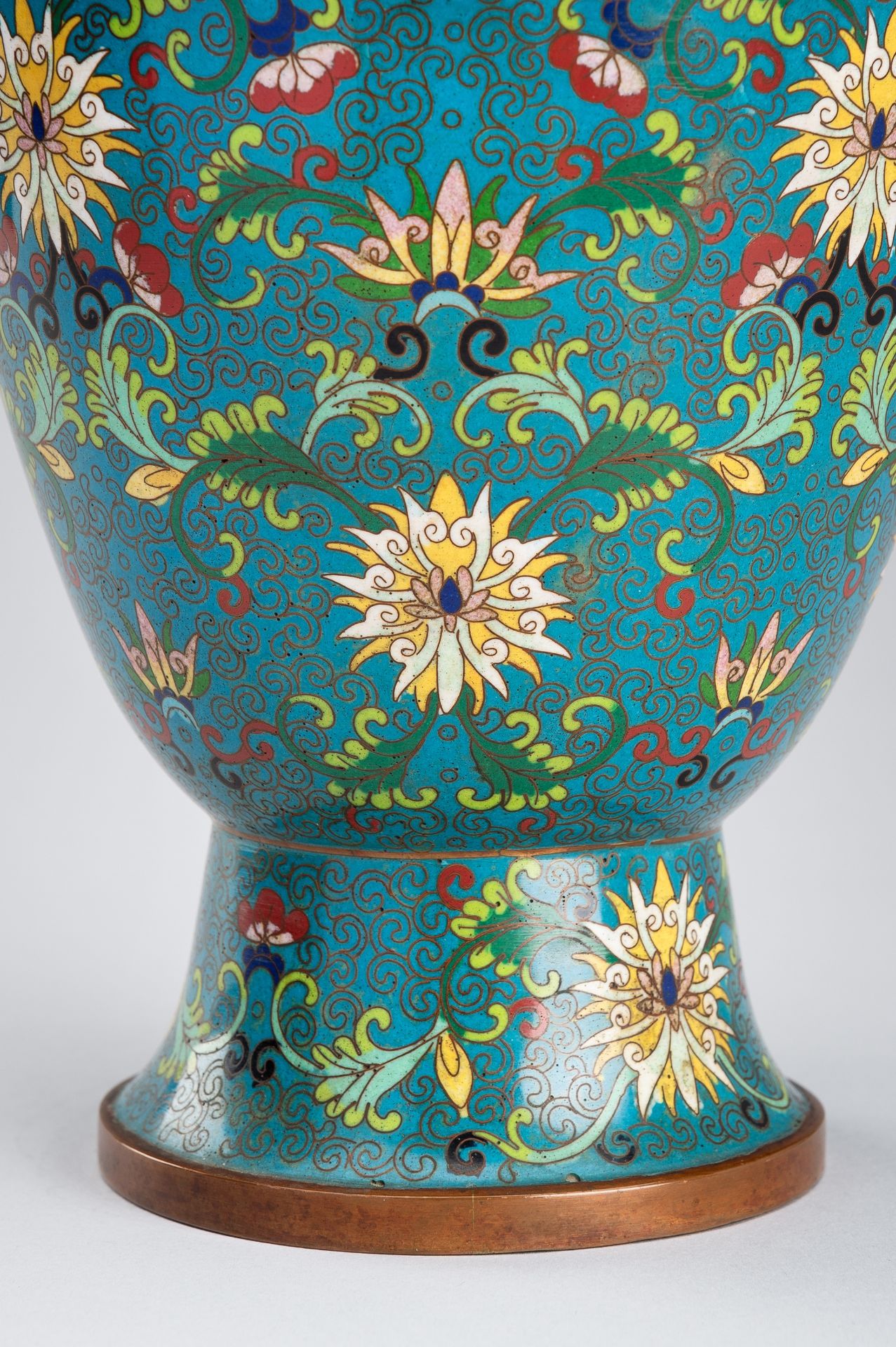 A CLOISONNE ENAMEL 'LOTUS' VASE, LATE QING DYNASTY - Image 7 of 15