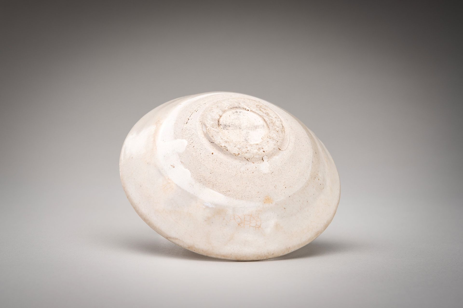 A WHITE GLAZED PORCELAIN BOWL, TANG DYNASTY - Bild 11 aus 11