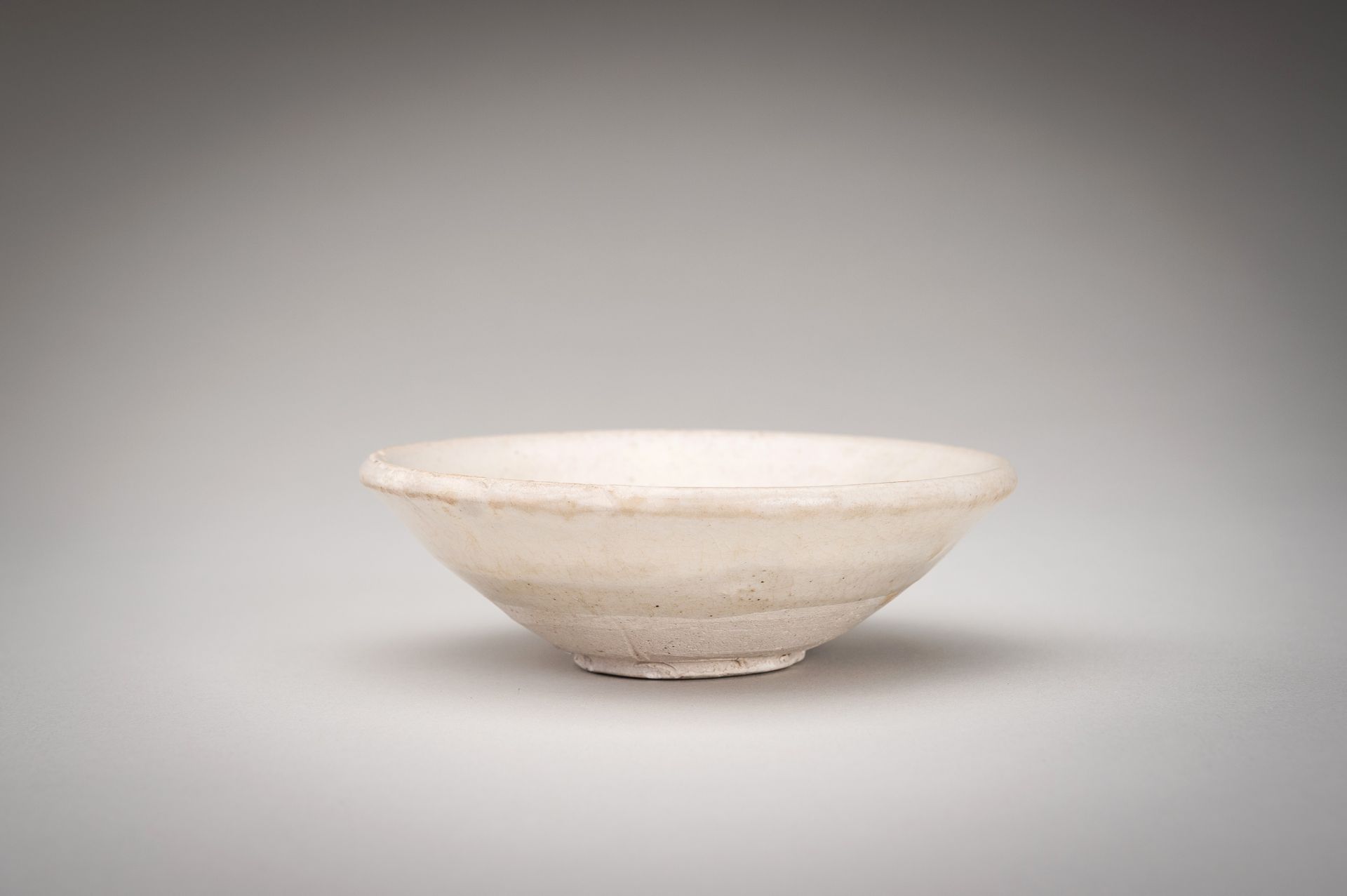 A WHITE GLAZED PORCELAIN BOWL, TANG DYNASTY - Bild 4 aus 11