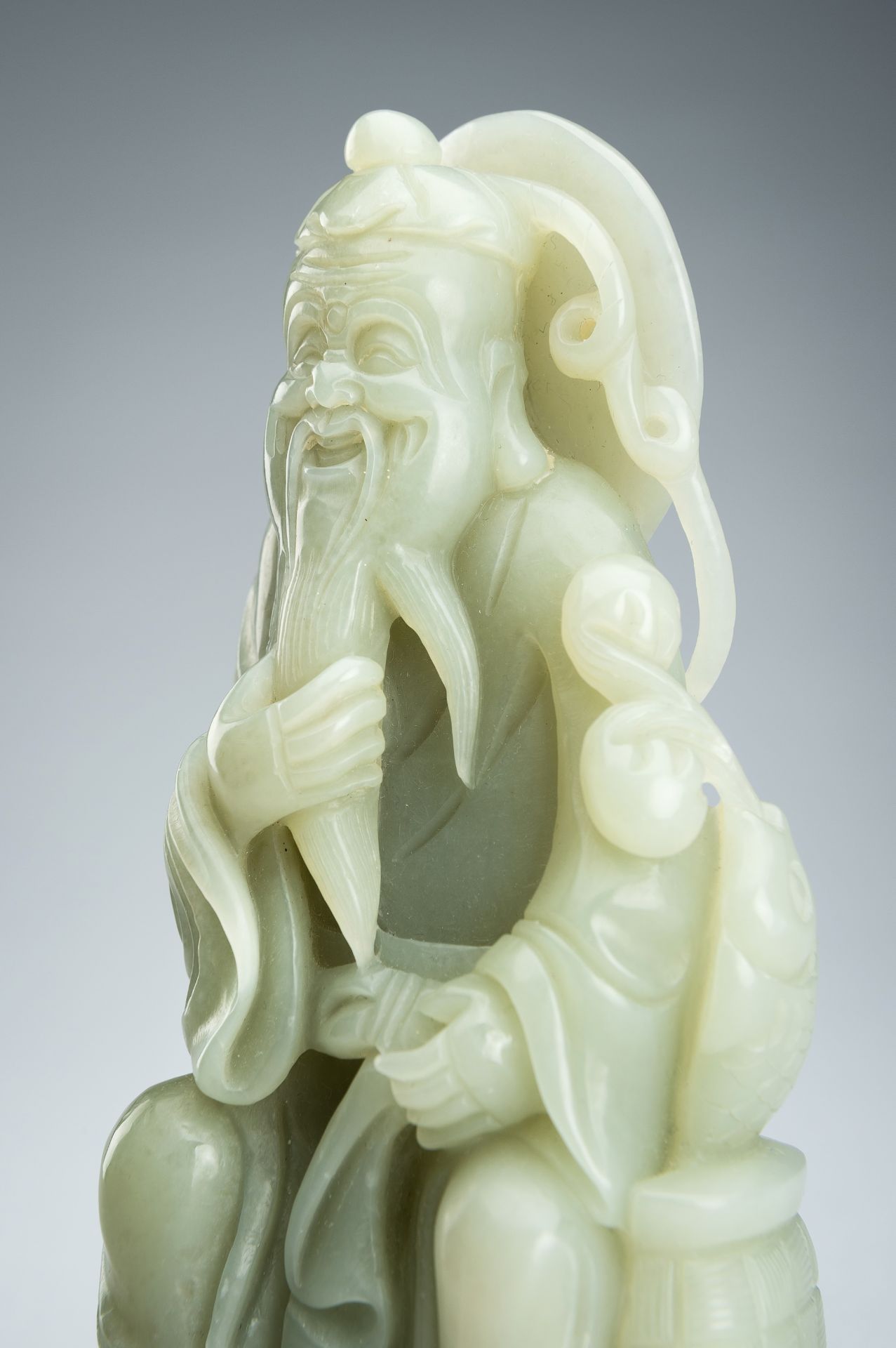 A JADE FIGURE OF AN IMMORTAL WITH FISH, LATE QING DYNASTY - Bild 11 aus 14