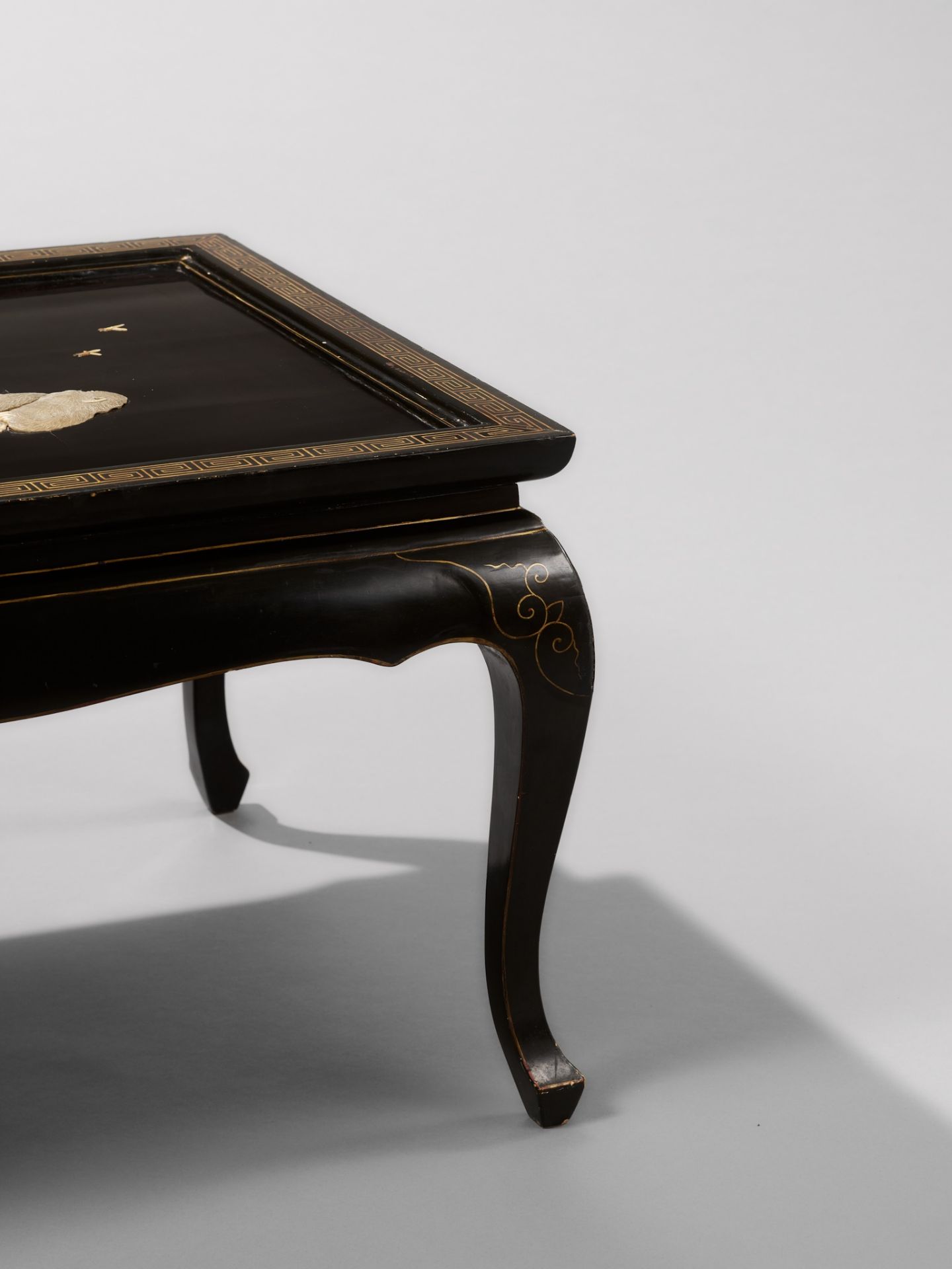 A FINE ANTLER AND MOTHER-OF-PEARL INLAID BLACK-LACQUER LOW TABLE WITH FROLICKING MONKEYS - Bild 6 aus 7