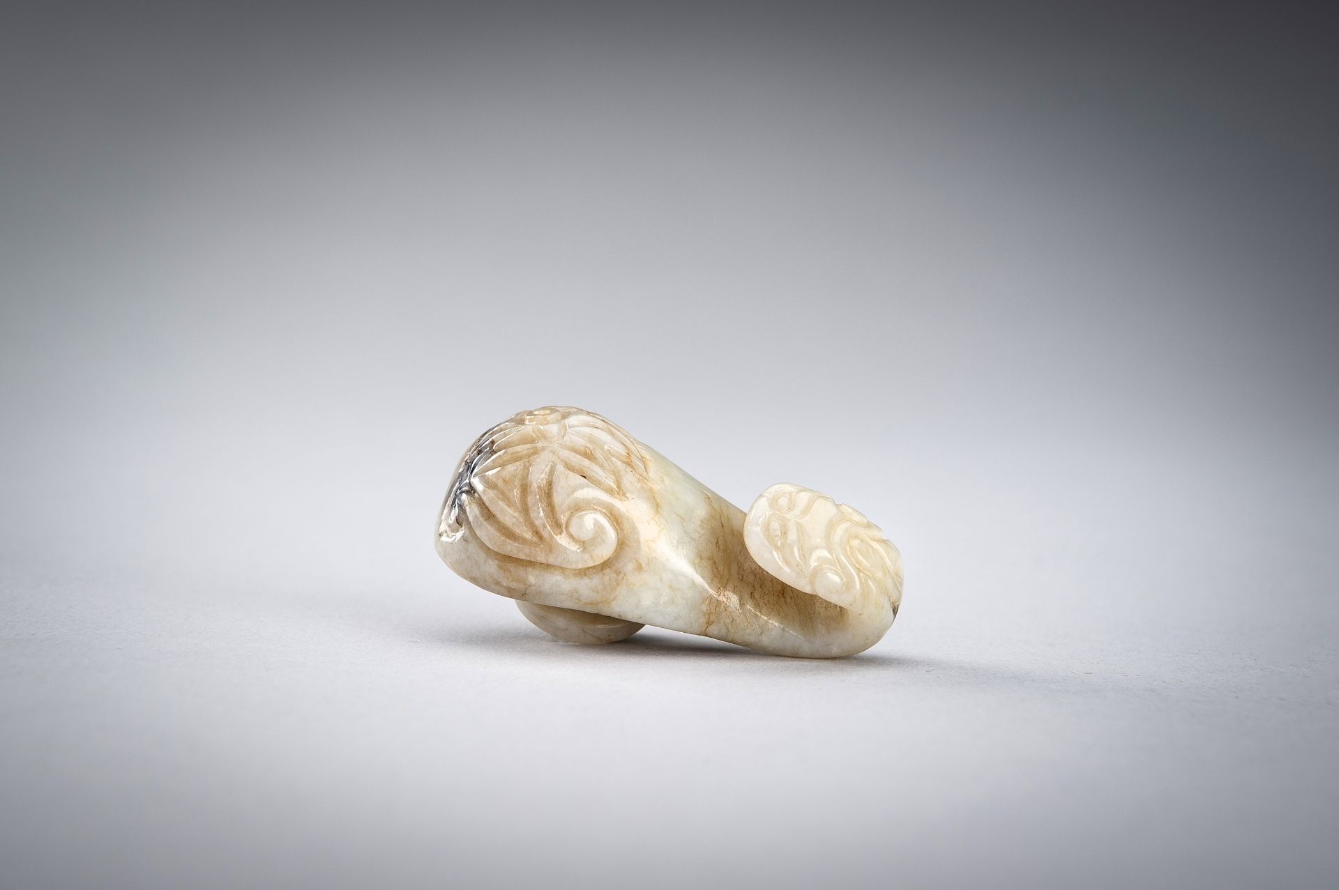 A MINIATURE JADE Â´DRAGONÂ´ BELT HOOK, MING DYNASTY - Bild 14 aus 16