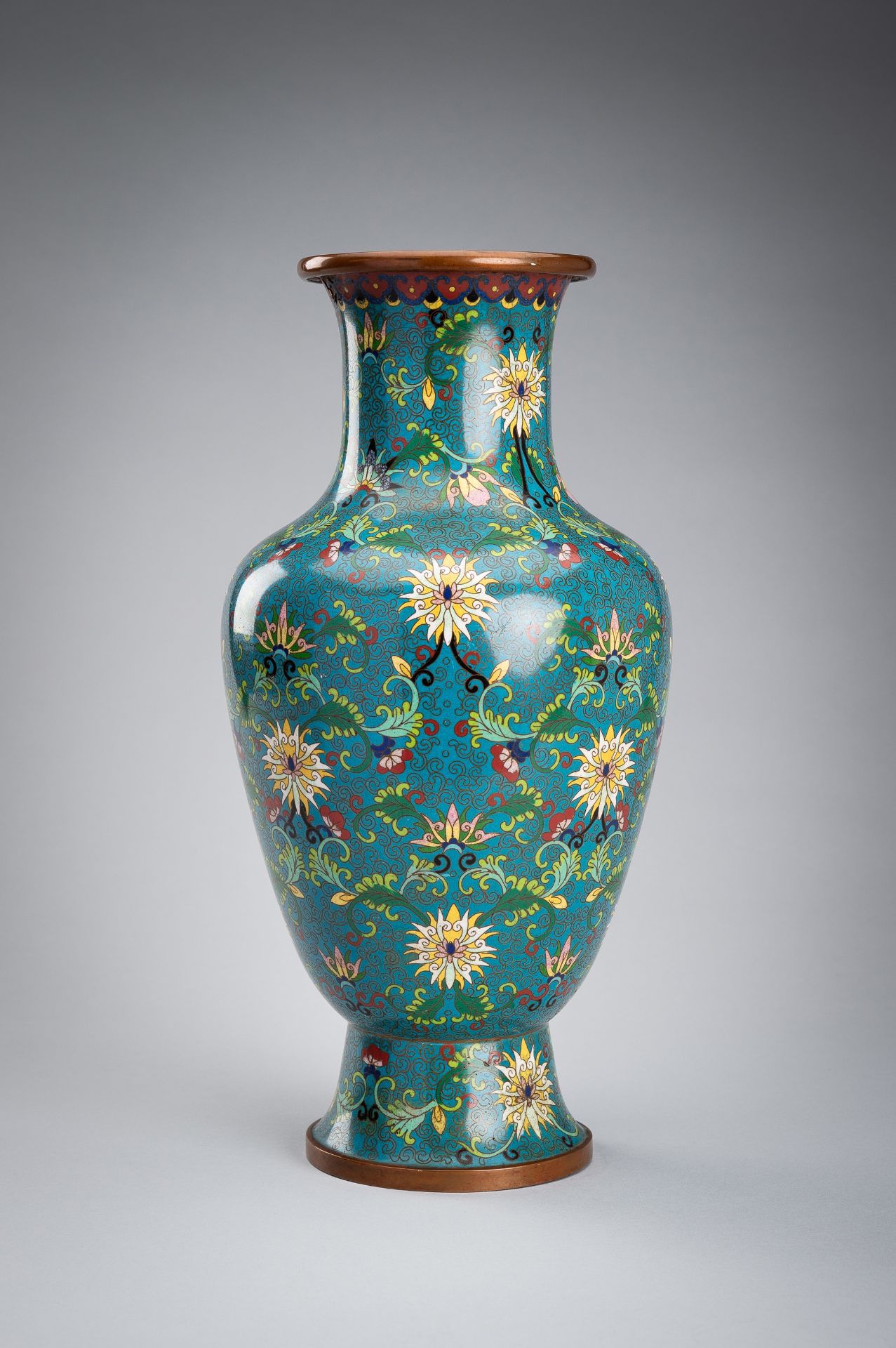 A CLOISONNE ENAMEL 'LOTUS' VASE, LATE QING DYNASTY - Image 5 of 15