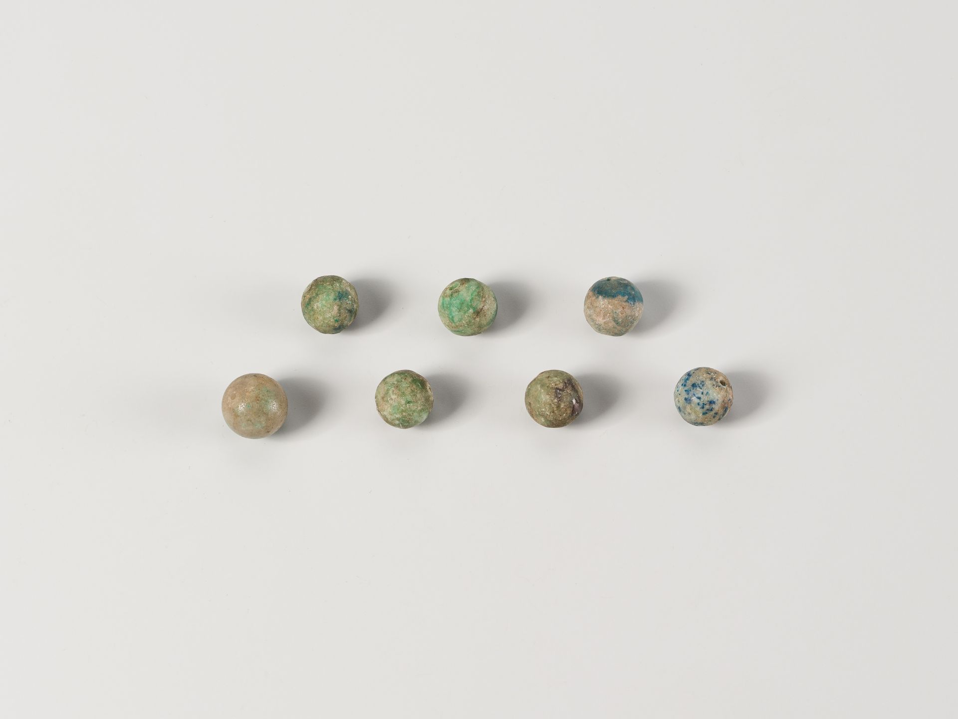 A LOT WITH 64 SMALL TURQUOISE AND LAPIS LAZULI BEADS, 19TH CENTURY OR EARLIER - Image 4 of 8