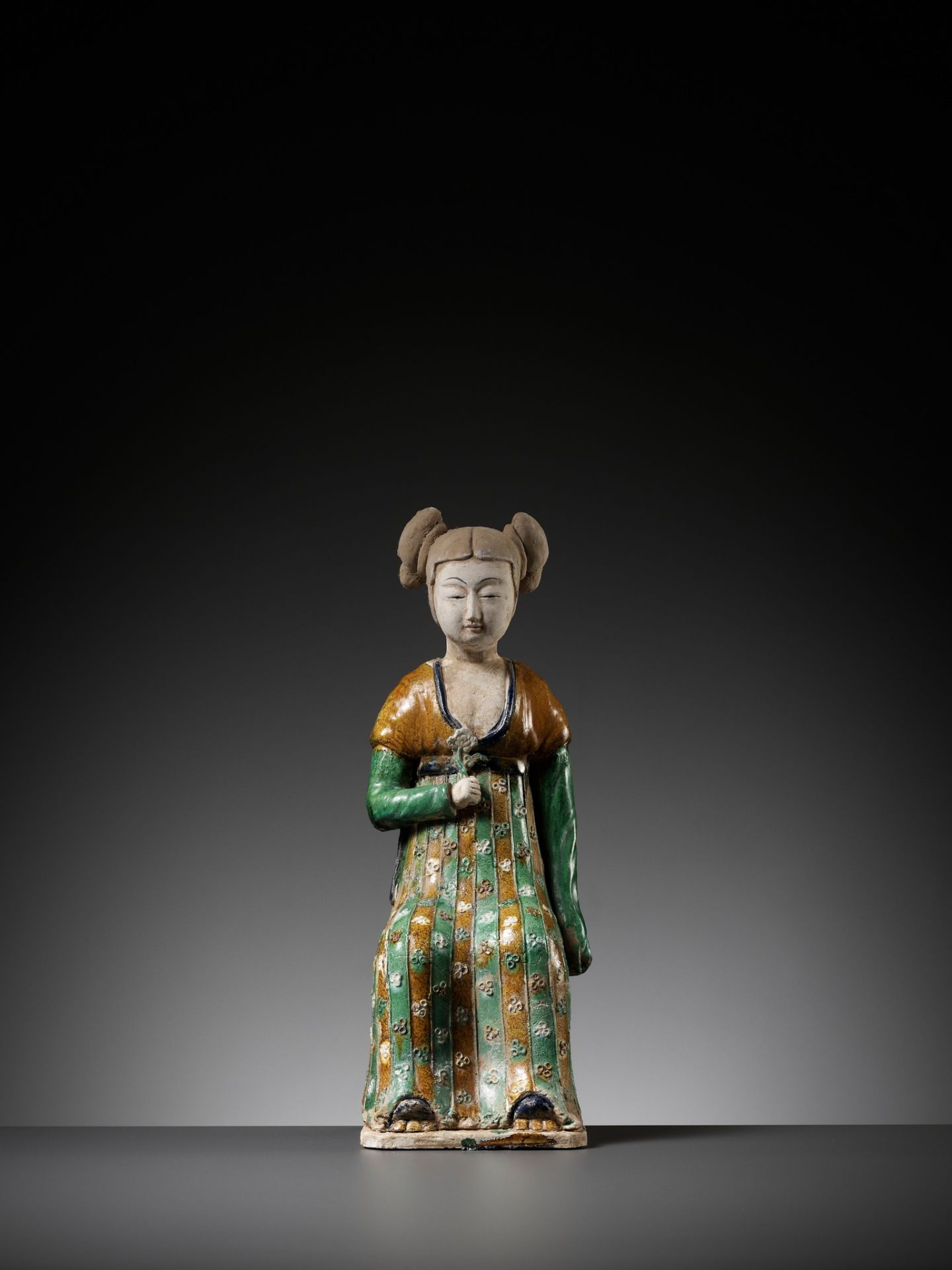 A RARE SANCAI-GLAZED POTTERY FIGURE OF A SEATED COURT LADY, TANG DYNASTY OR LATER - Bild 6 aus 15