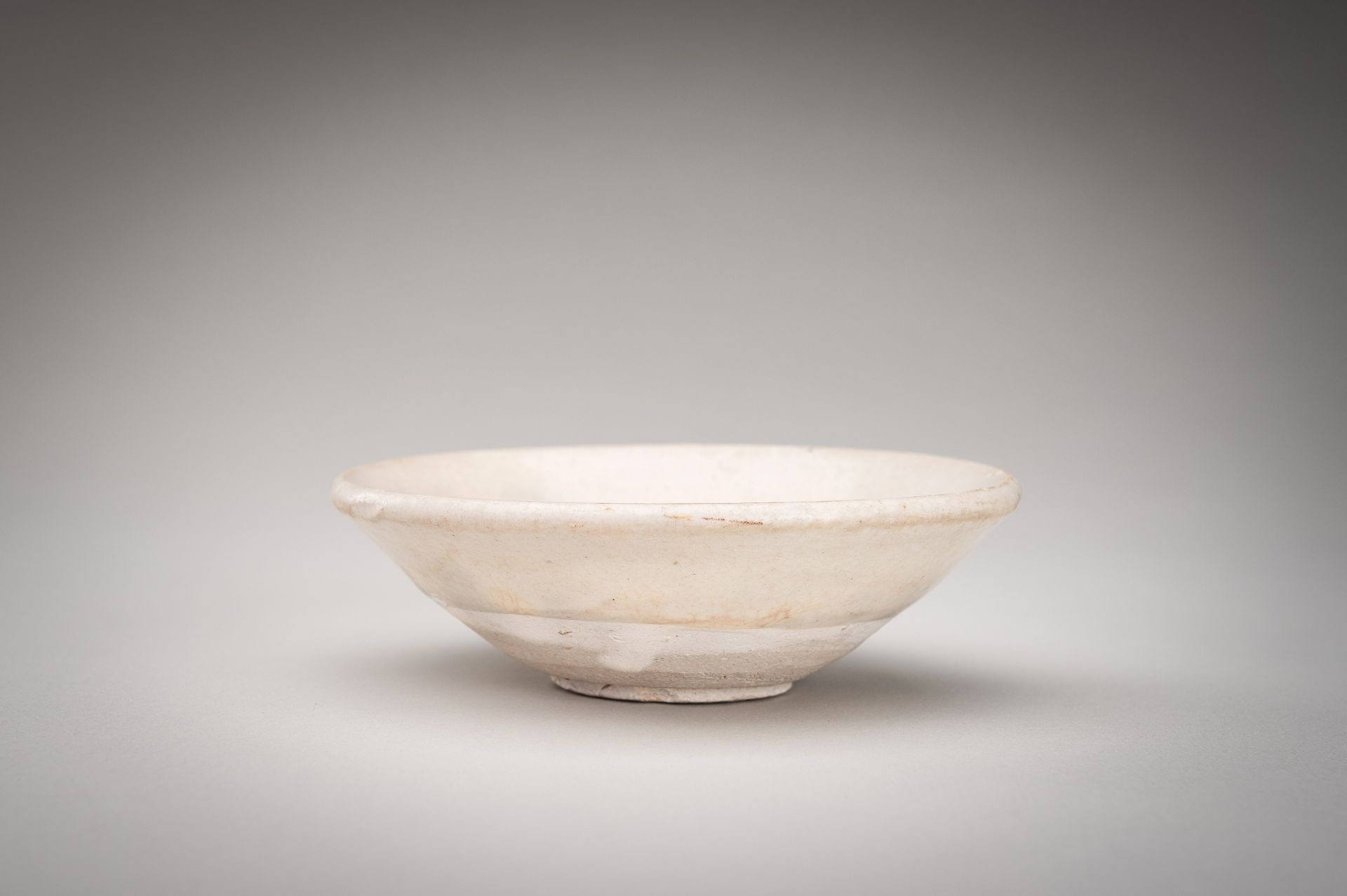 A WHITE GLAZED PORCELAIN BOWL, TANG DYNASTY - Bild 9 aus 11