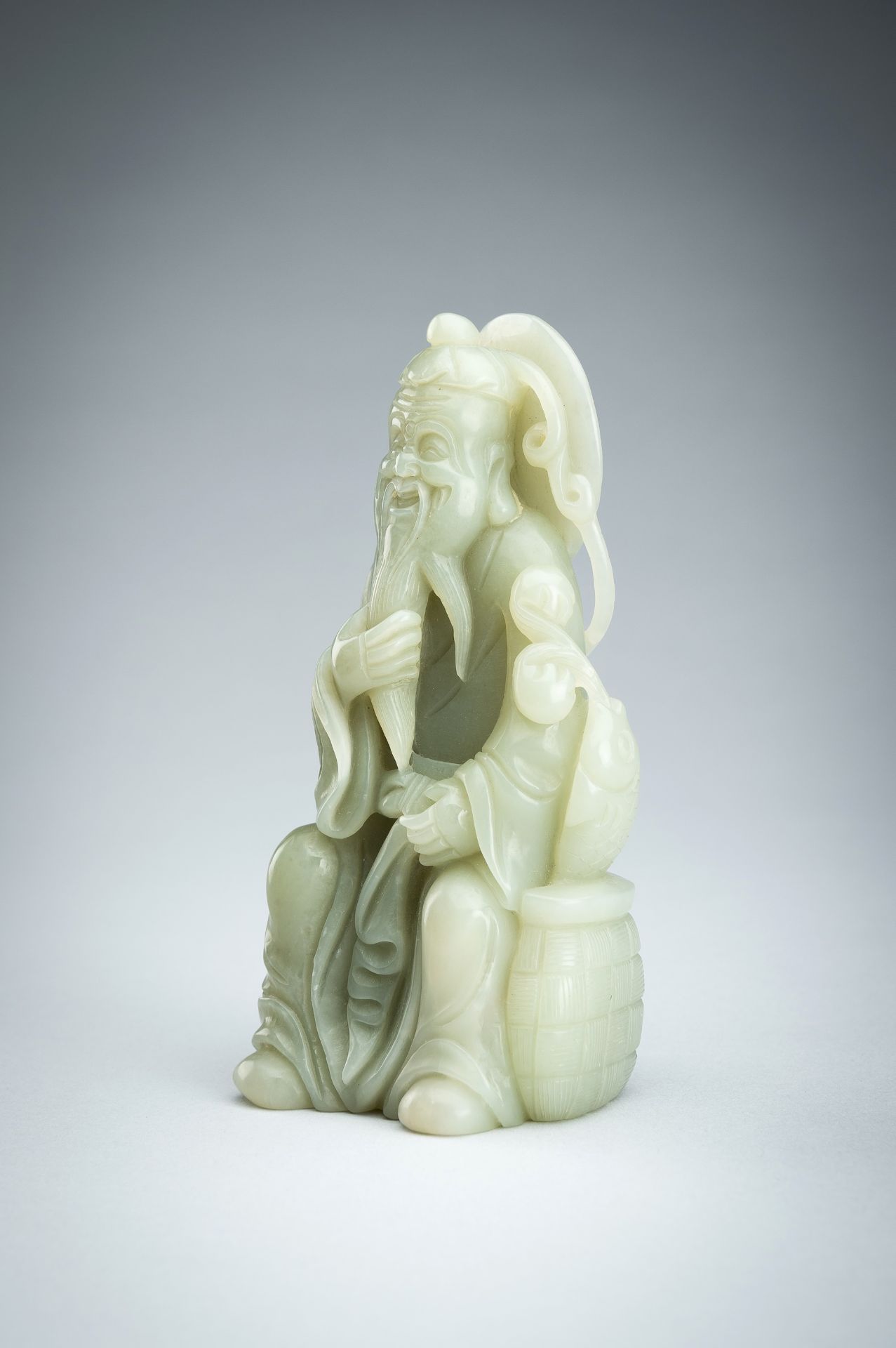 A JADE FIGURE OF AN IMMORTAL WITH FISH, LATE QING DYNASTY - Bild 5 aus 14